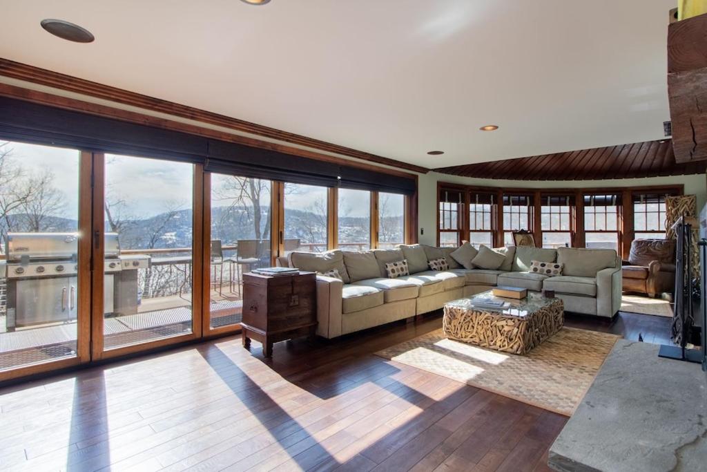 Exclusive High End Candlewood Lake retreat, photo 19