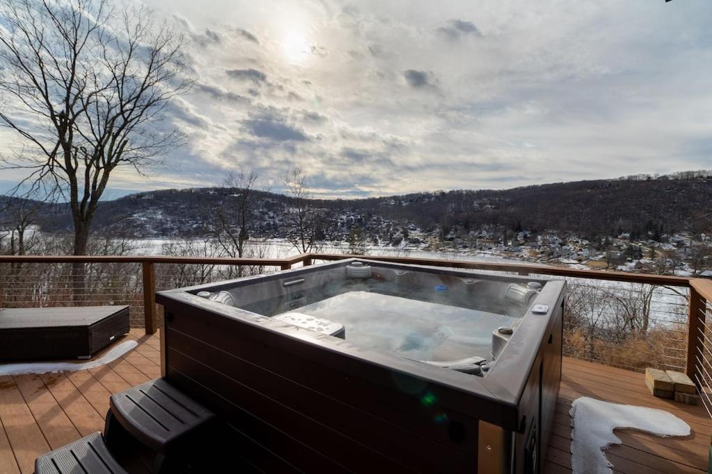 Exclusive High End Candlewood Lake retreat, photo 47