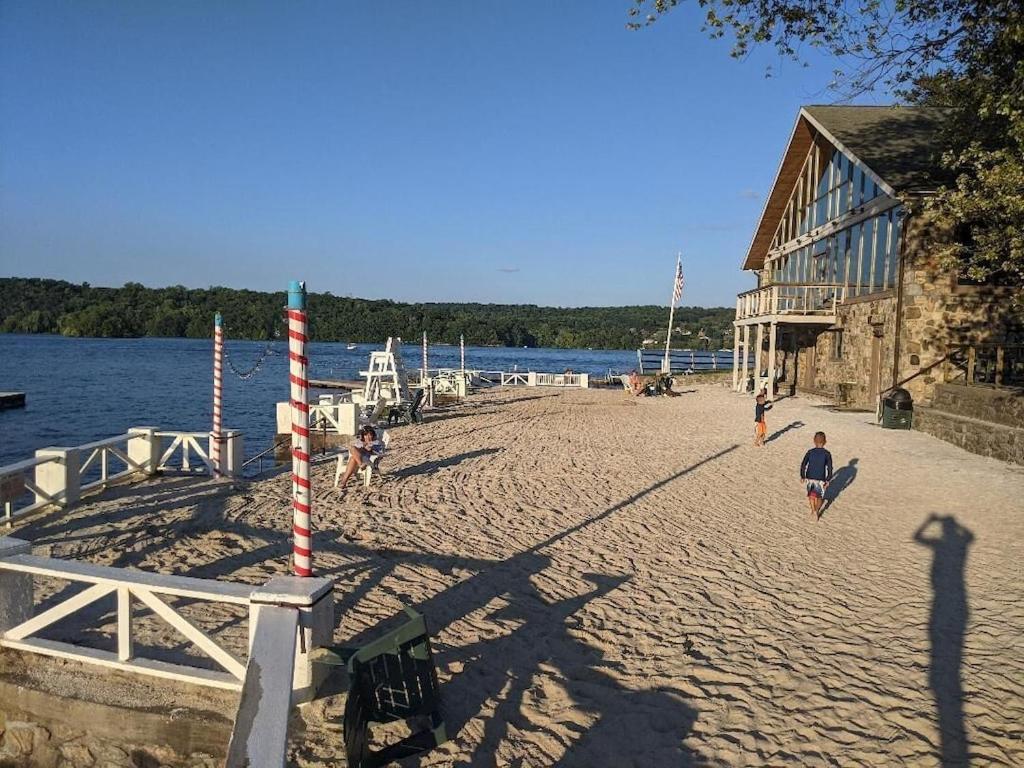 Exclusive High End Candlewood Lake retreat, photo 2