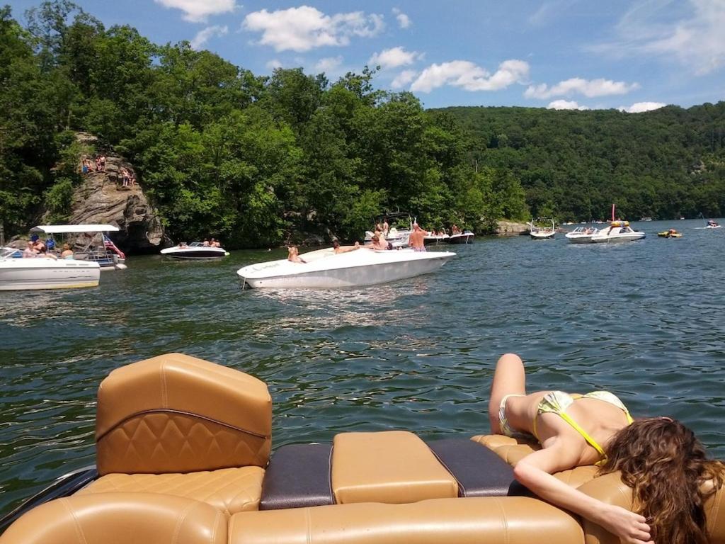 Exclusive High End Candlewood Lake retreat, photo 12