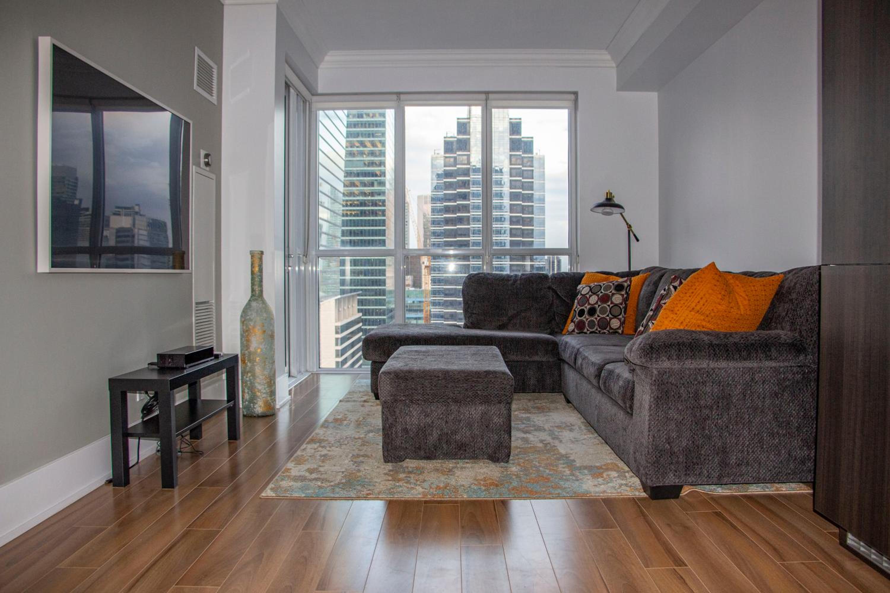 Downtown High-rise Condo- CN Tower View