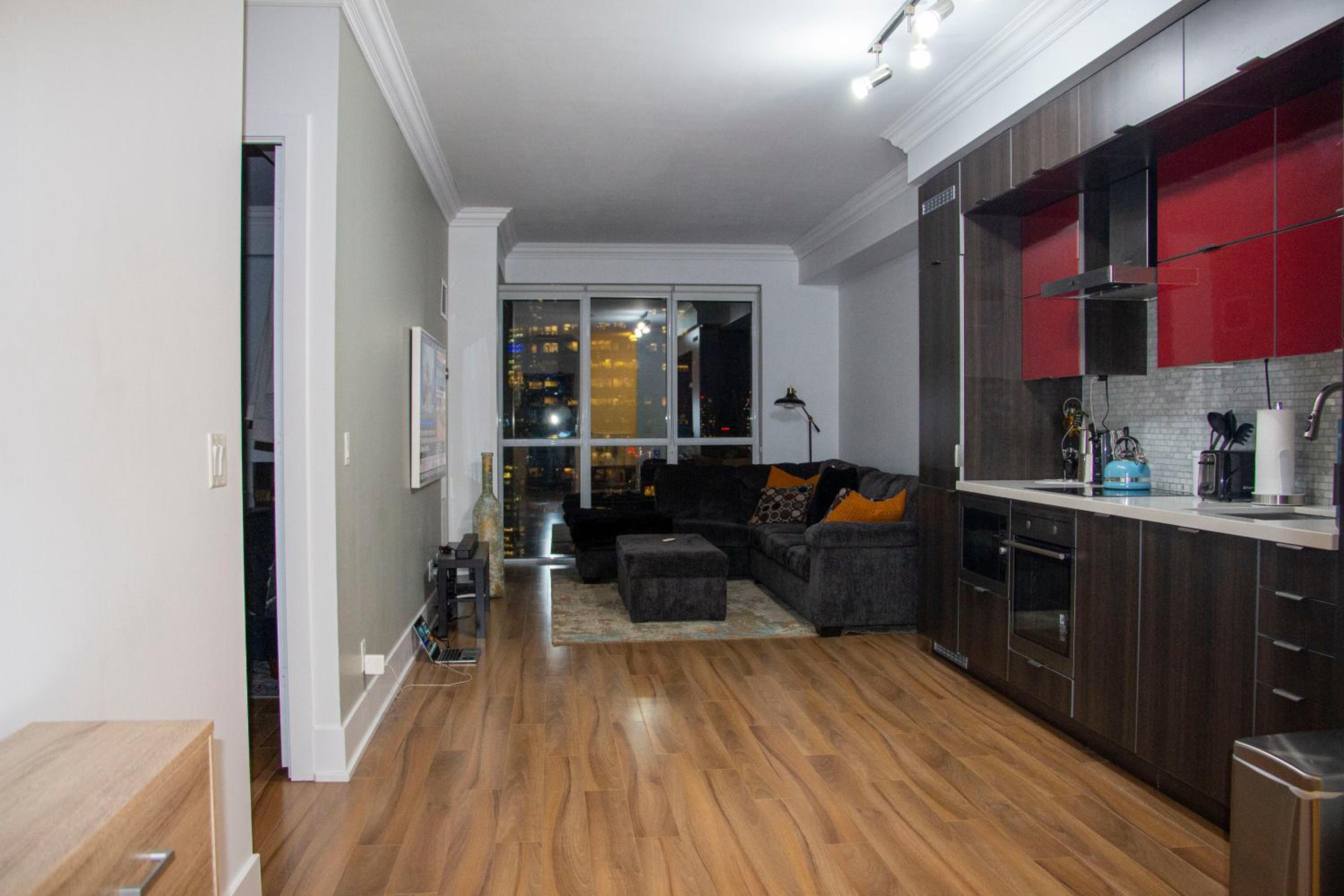 Downtown High-rise Condo- CN Tower View