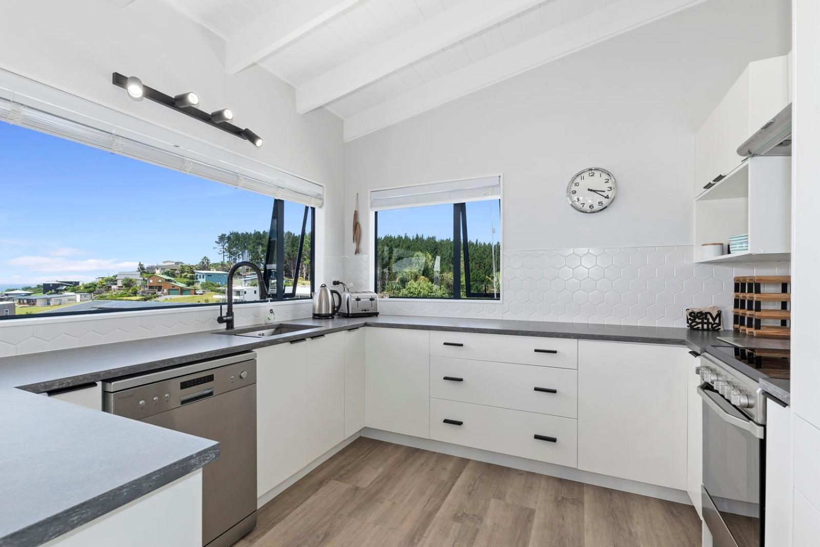 Boulevard Beauty - Langs Beach Holiday Home view 5