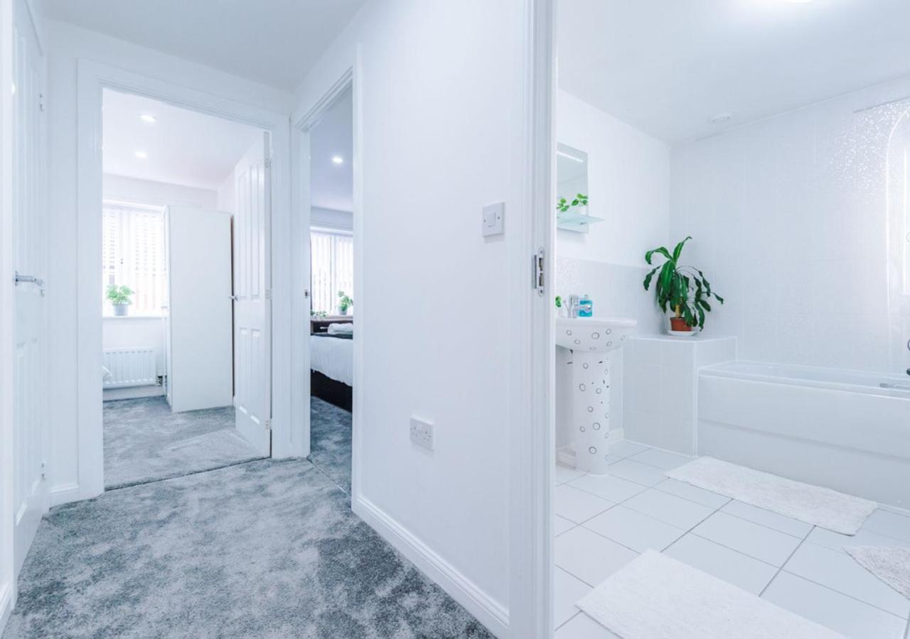 LUXURY 3 BEDROOM HOUSE Close to Manchester Center view 3