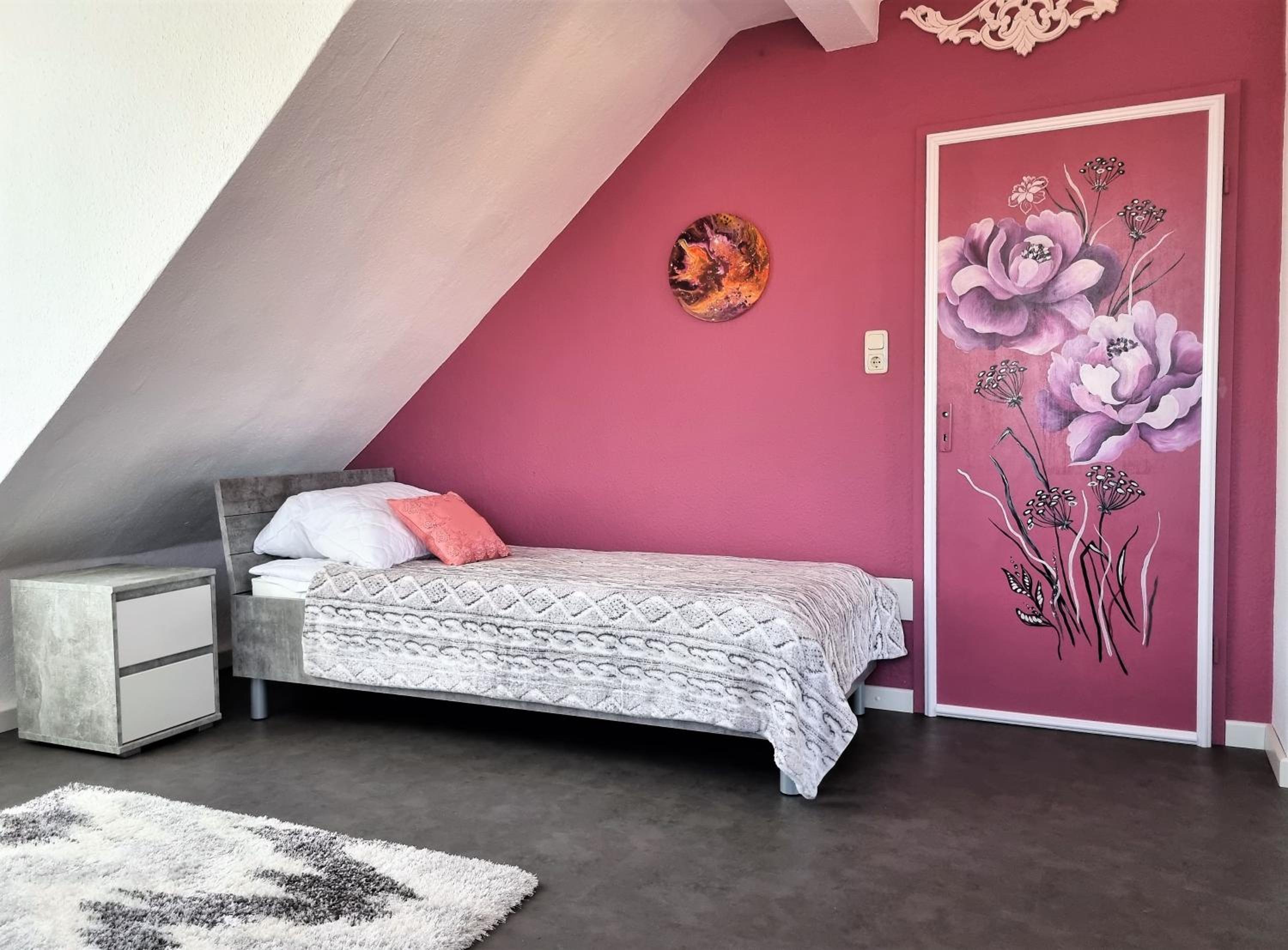 Apartment Bayreuth, Große Ferienwohnung im Haus mit Kunst, 3 Schlafzimmer, Küche, Parkplatz view 5