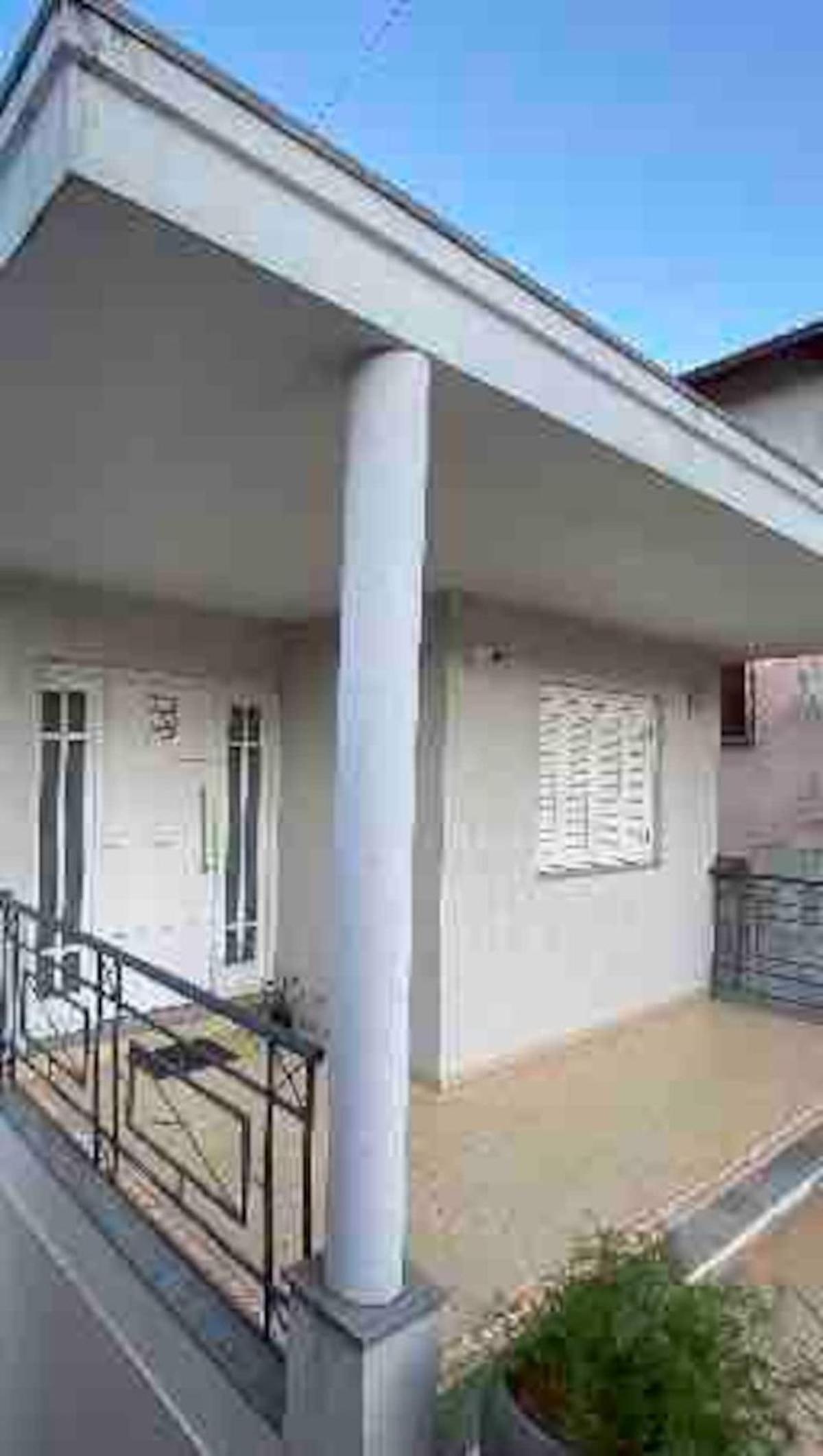 Casa em bairro nobre, bem localizada, com suite.
