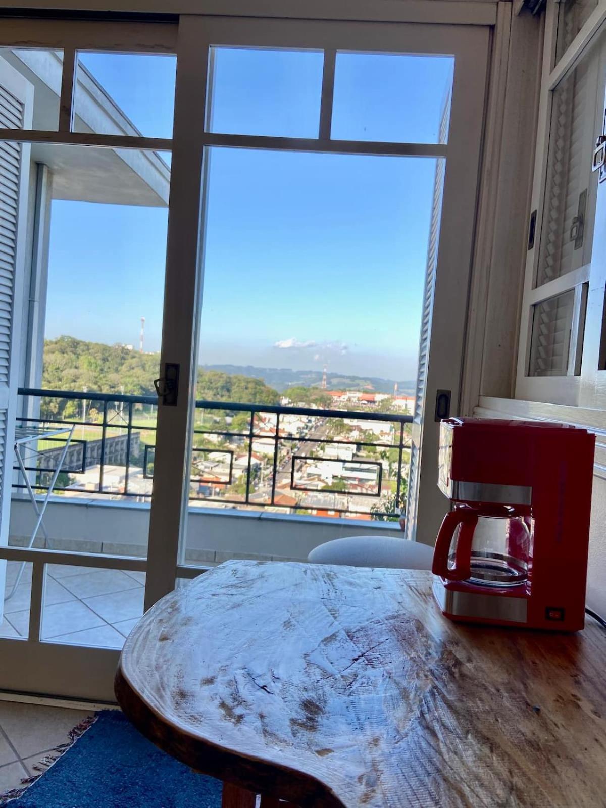 Casa em bairro nobre, bem localizada, com suite.