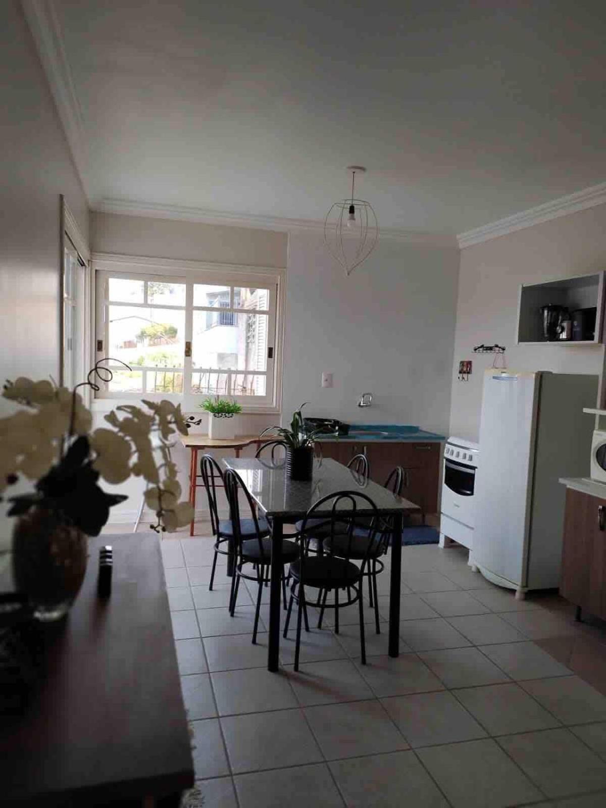 Casa em bairro nobre, bem localizada, com suite.