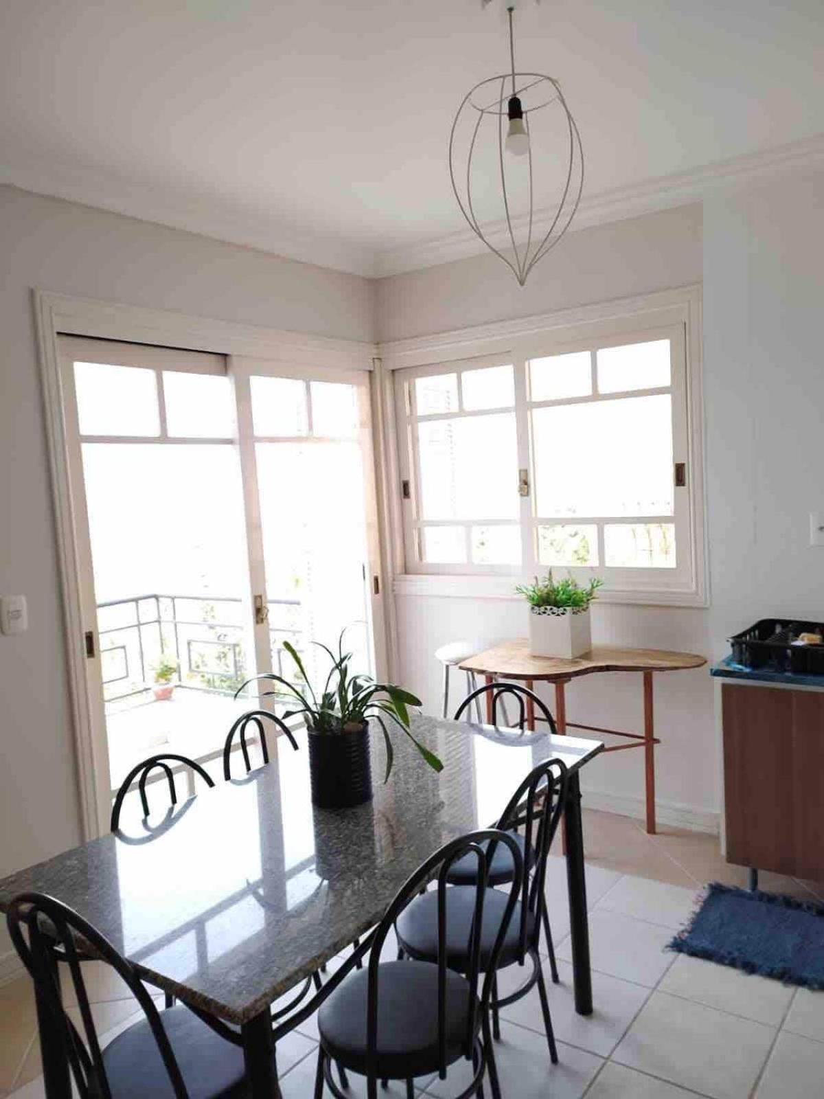 Casa em bairro nobre, bem localizada, com suite.