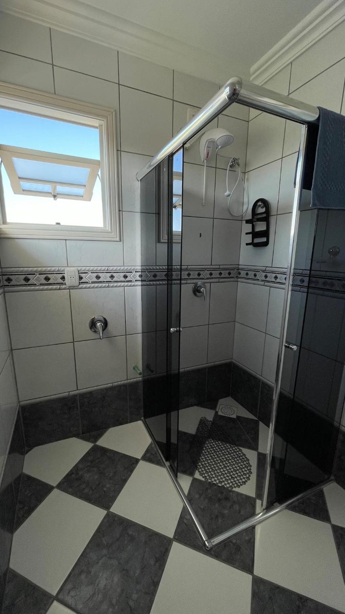 Casa em bairro nobre, bem localizada, com suite.