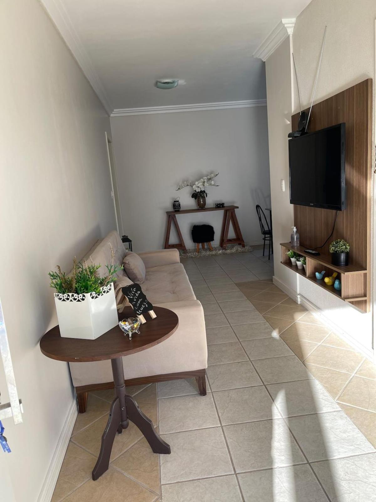 Casa em bairro nobre, bem localizada, com suite.