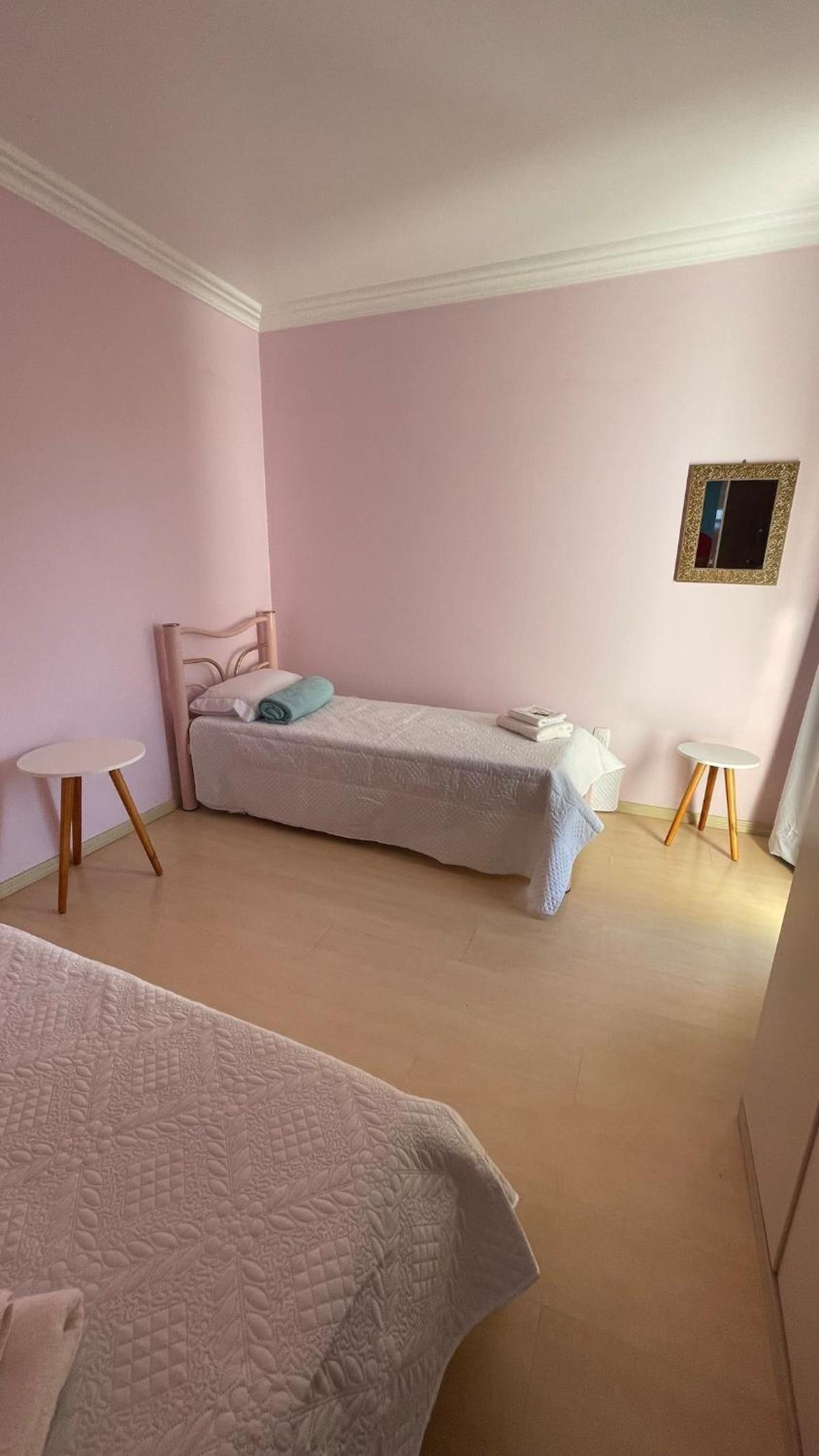 Casa em bairro nobre, bem localizada, com suite.