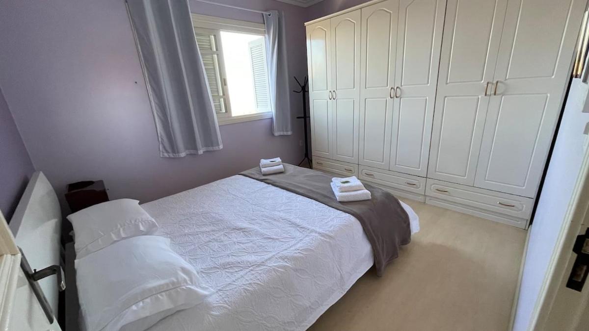 Casa em bairro nobre, bem localizada, com suite.