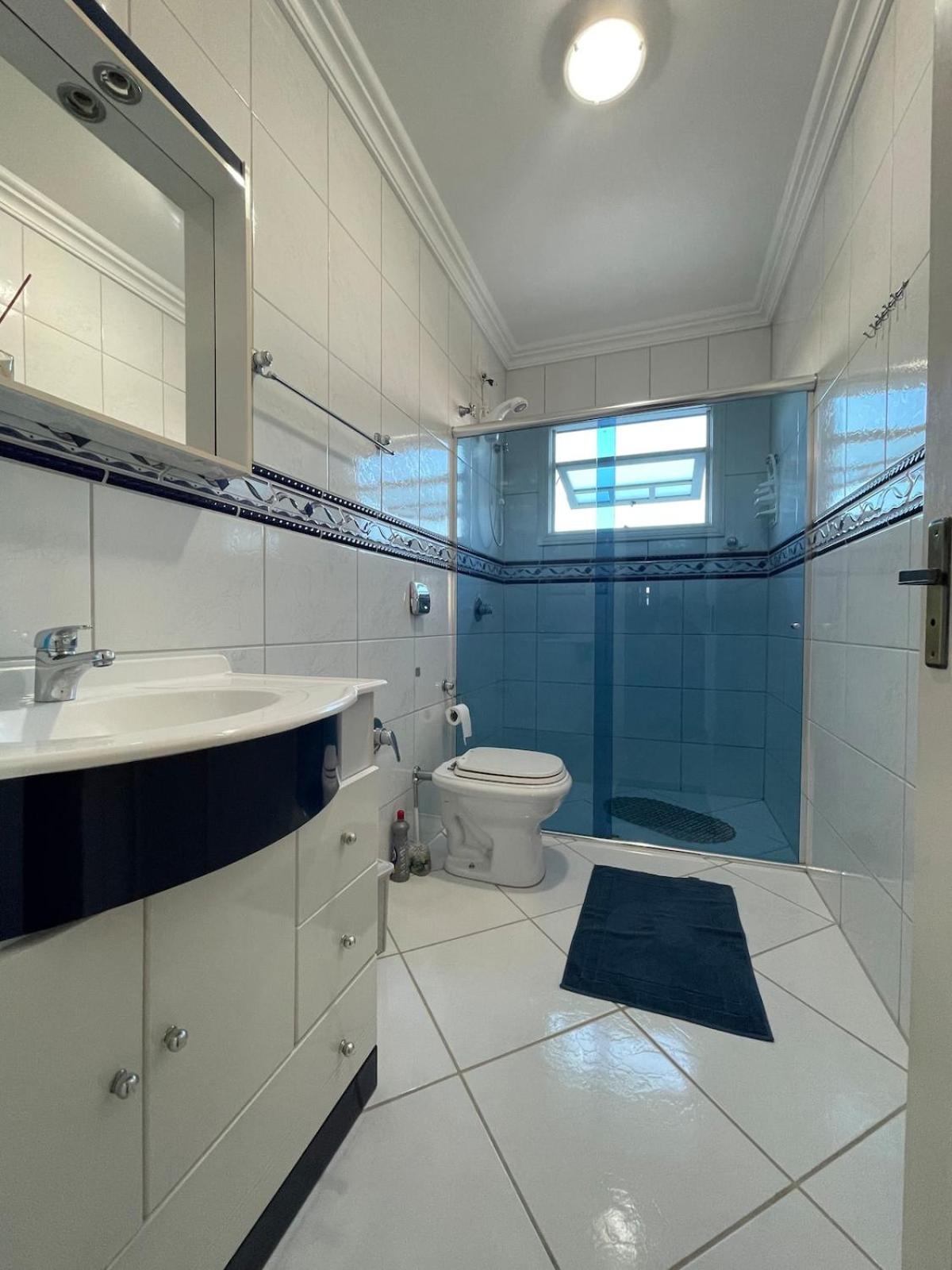 Casa em bairro nobre, bem localizada, com suite.