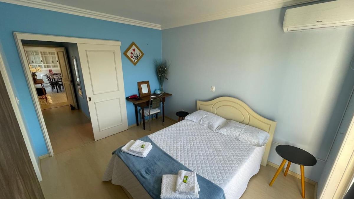 Casa em bairro nobre, bem localizada, com suite.