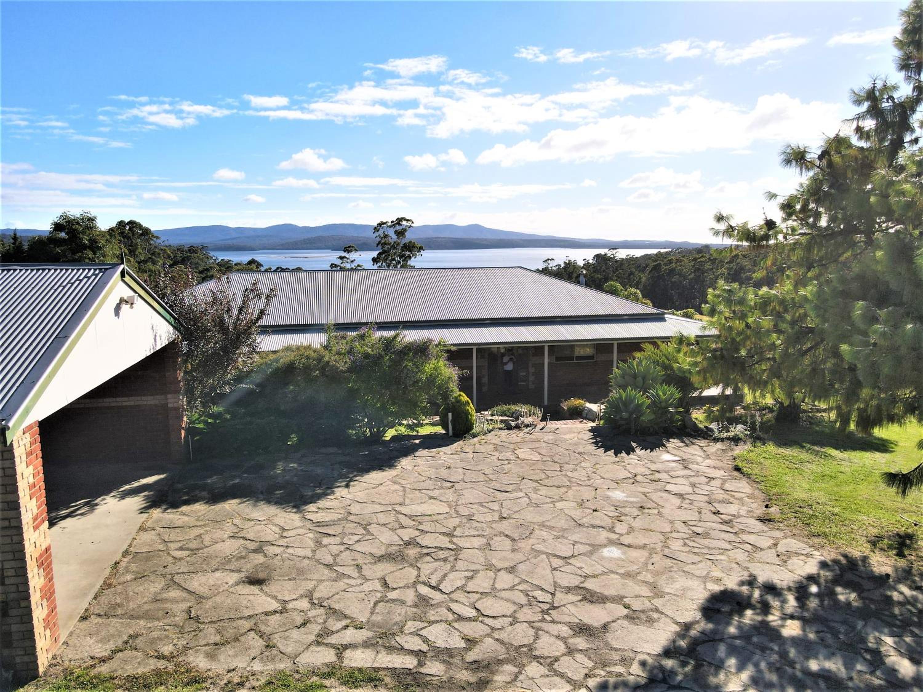 Farm Stay & Iconic Water Views - 32 Zachary Drive
