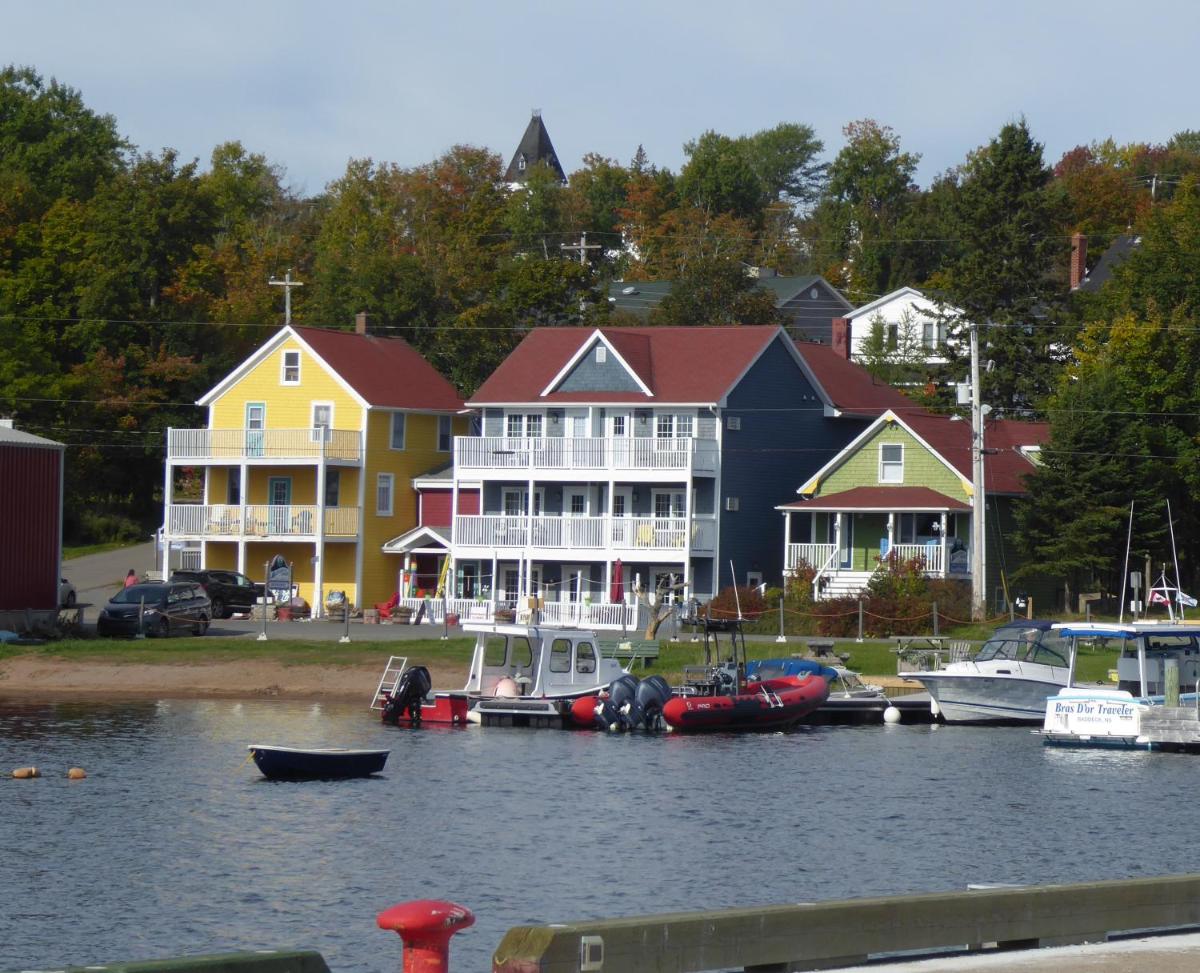 The Water's Edge Inn & Gallery
