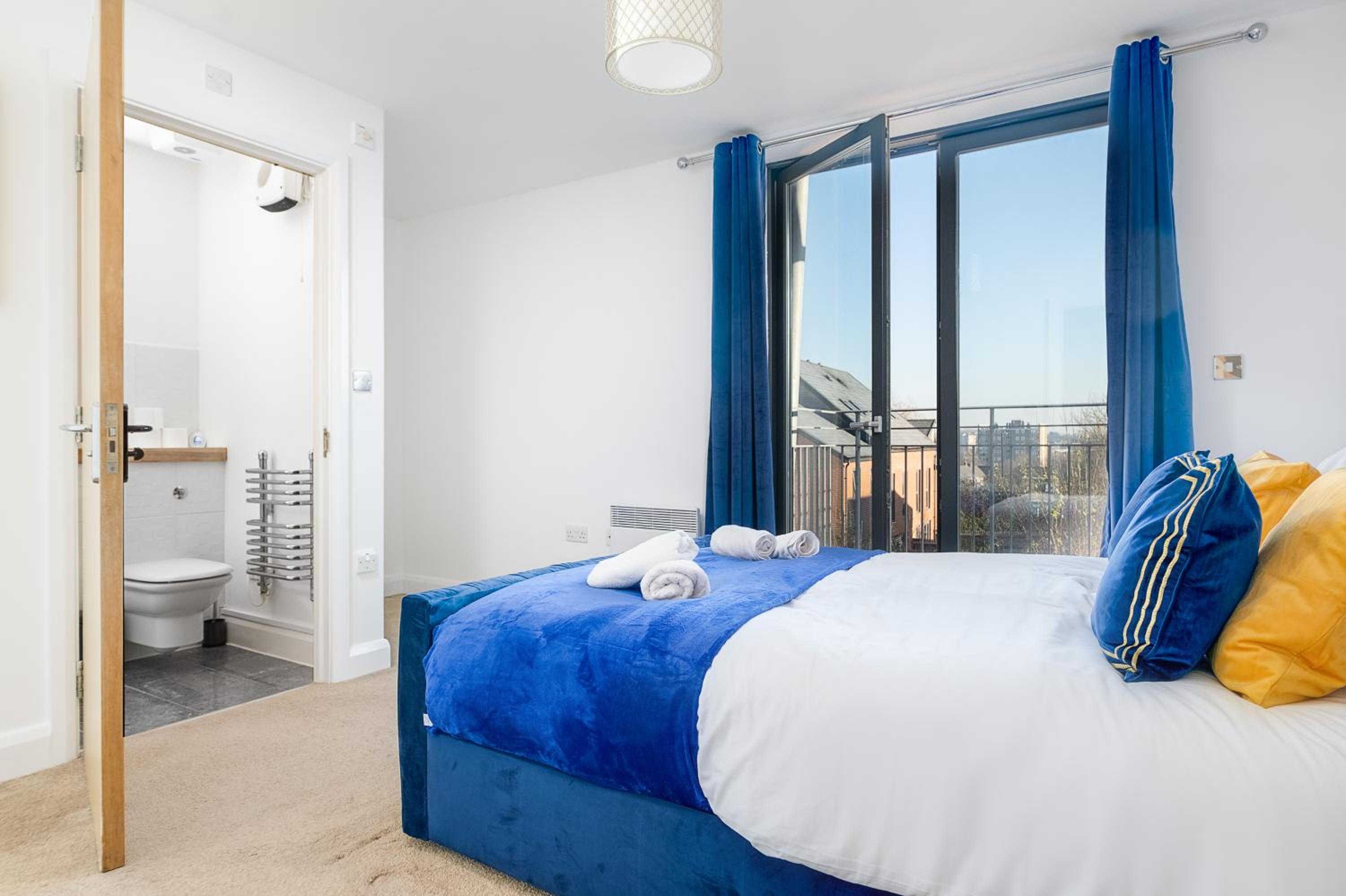 2 Bed Family Apt w/BALCONY & PARKING! ☆ FREE NETFLIX - With 50 Inch Smart TV, FREE NETFLIX & WIFI - Birmingham City Centre, By 02 Academy, Cube & Mailbox