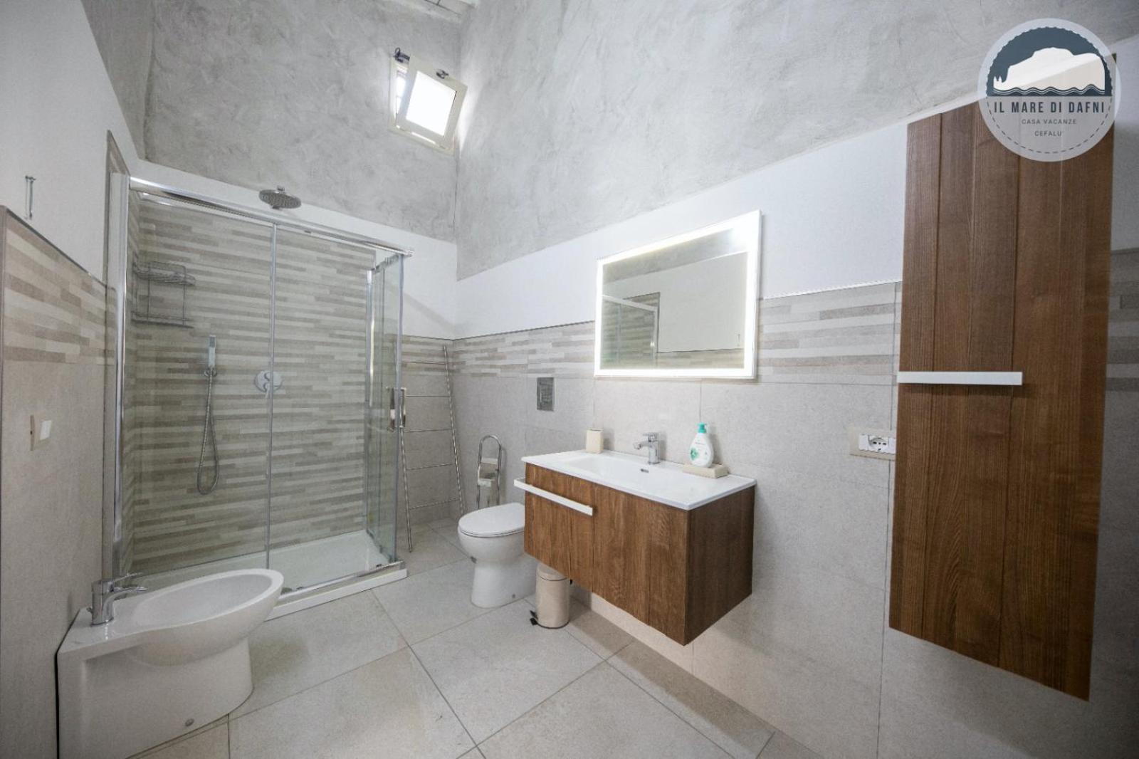 Il Mare di Dafni en Cefalù — bathroom