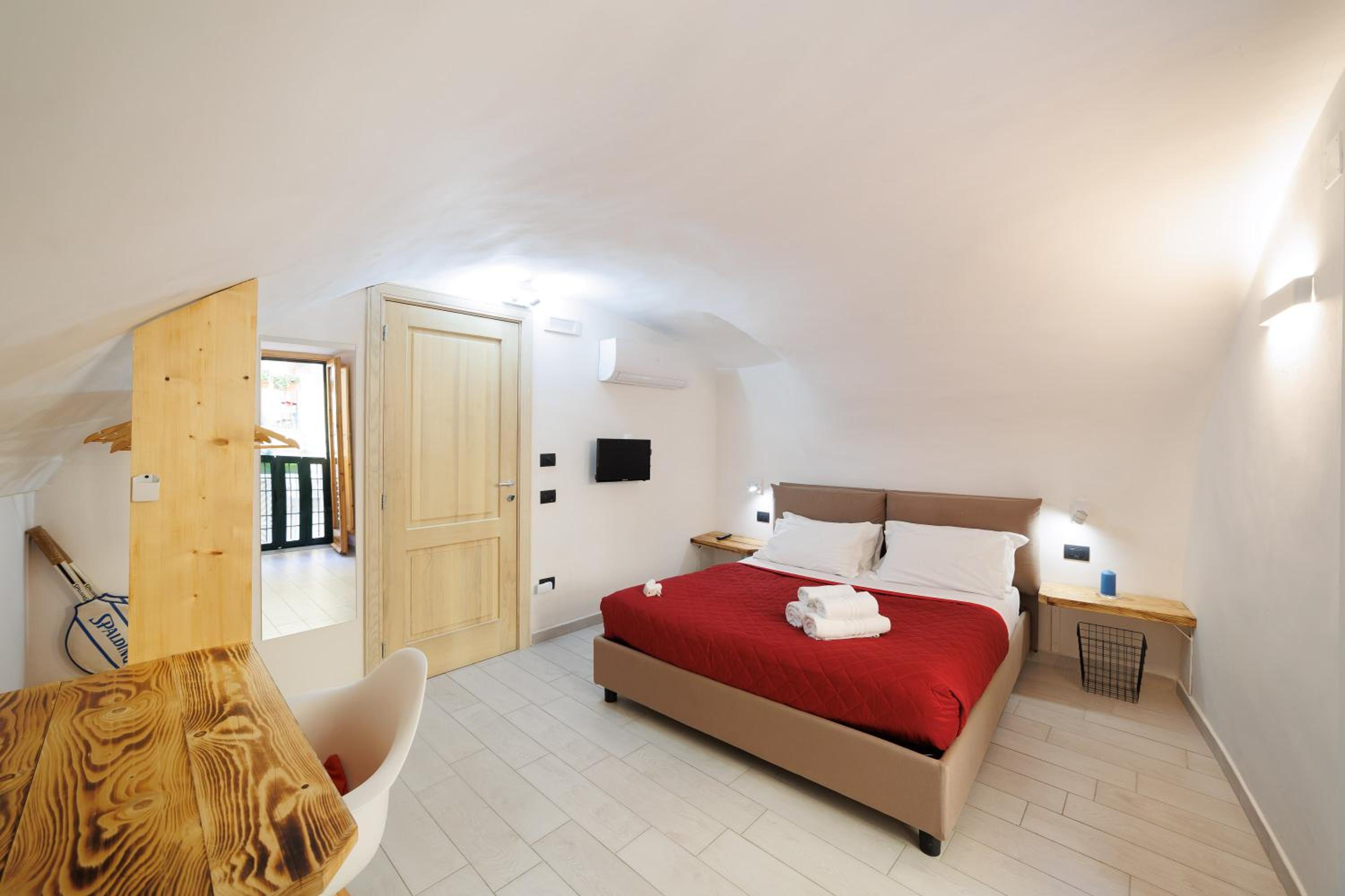 Legno Suite By HouseinNaples