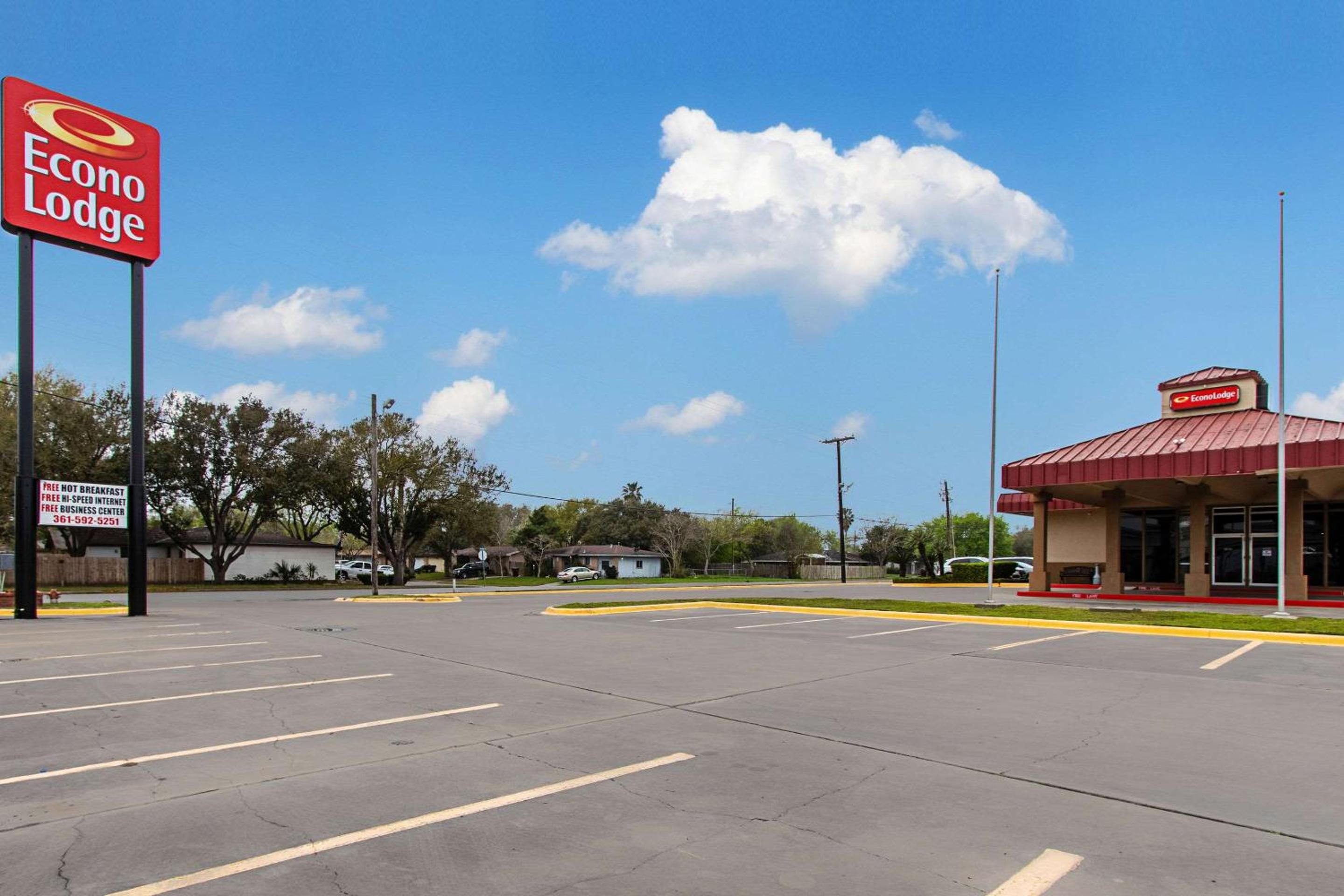 Kingsville Vacations - Econo Lodge Kingsville - Property Image 4