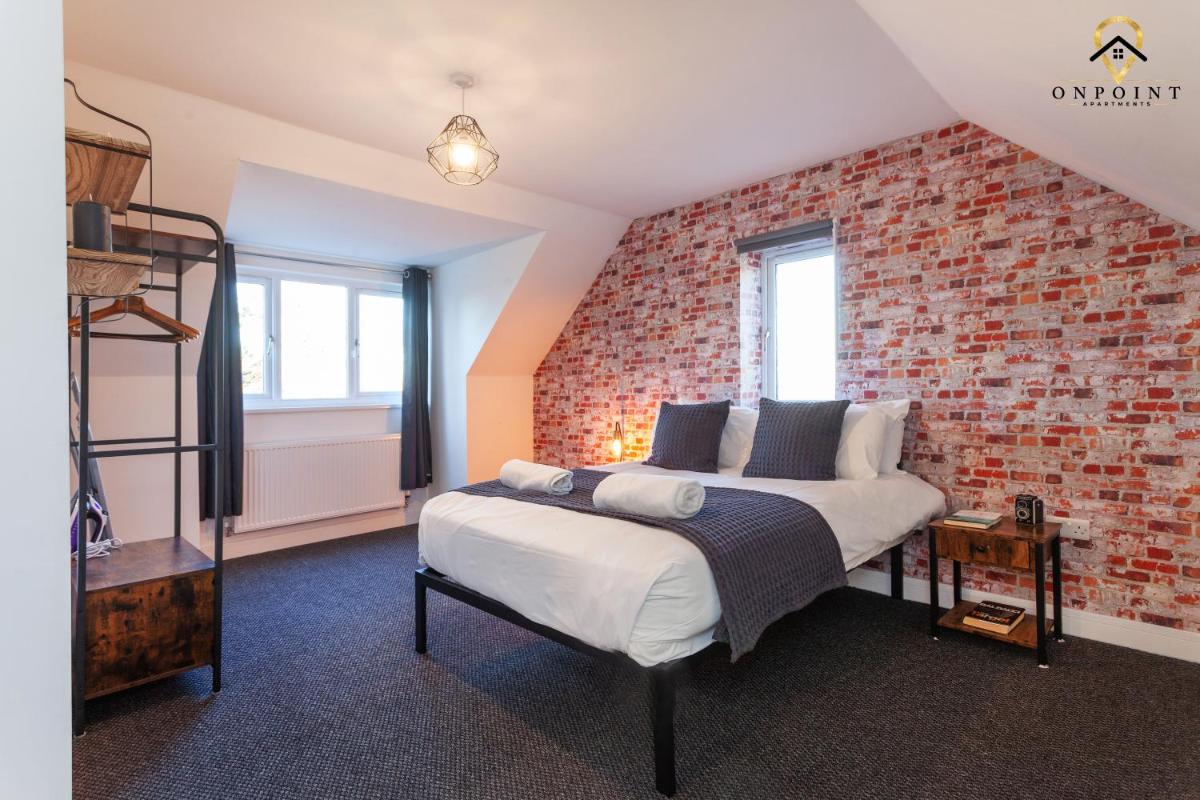 Modern 3-Storey House With Free Parking! view 2