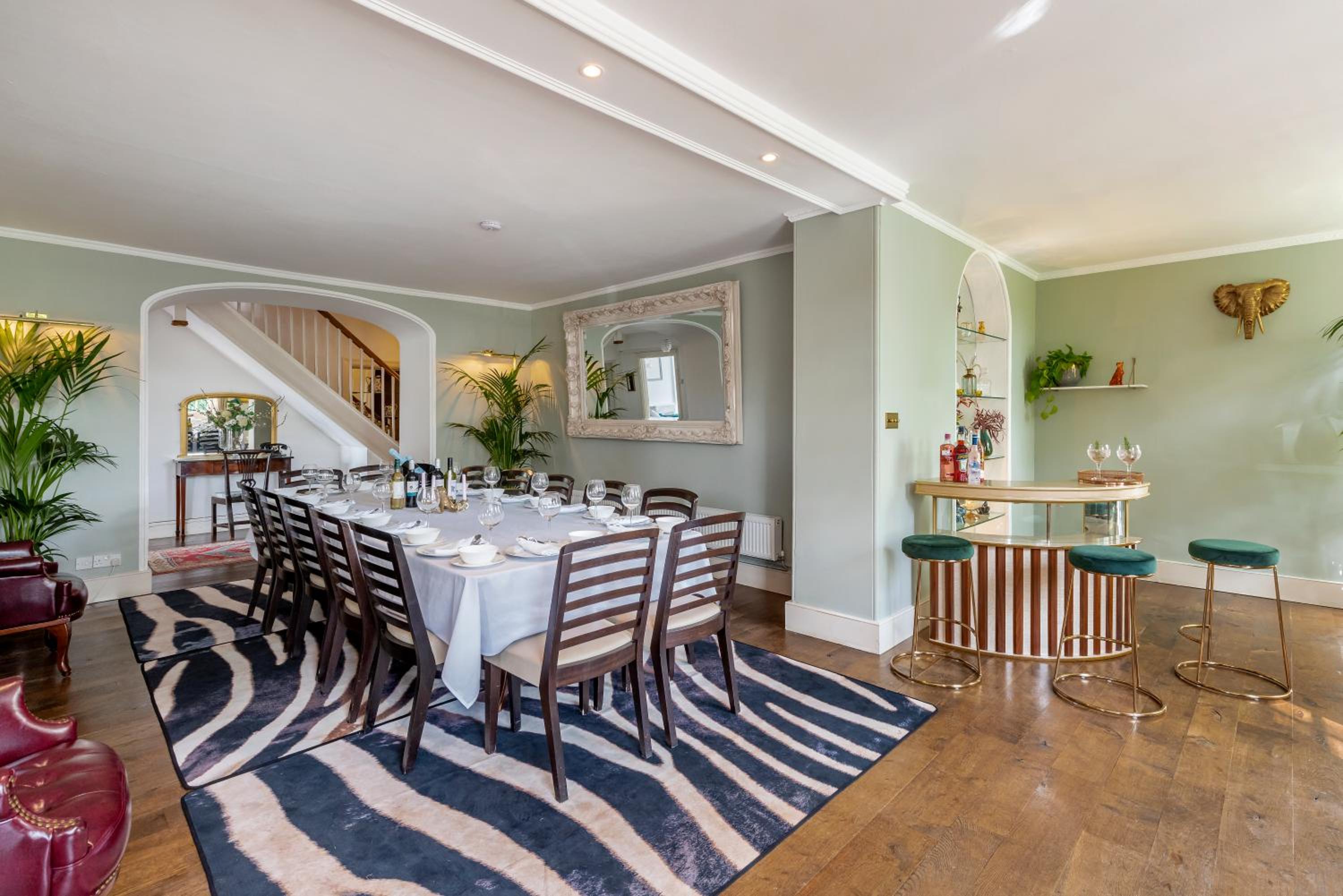 Cotswold Manor House - country house retreat with hot tub, ideal for large groups view 4