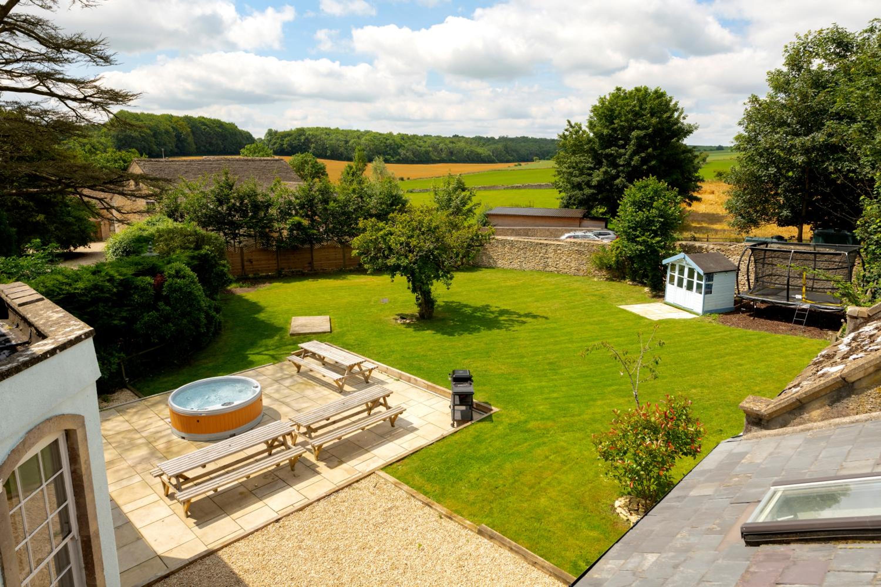 Cotswold Manor House - country house retreat with hot tub, ideal for large groups view 3
