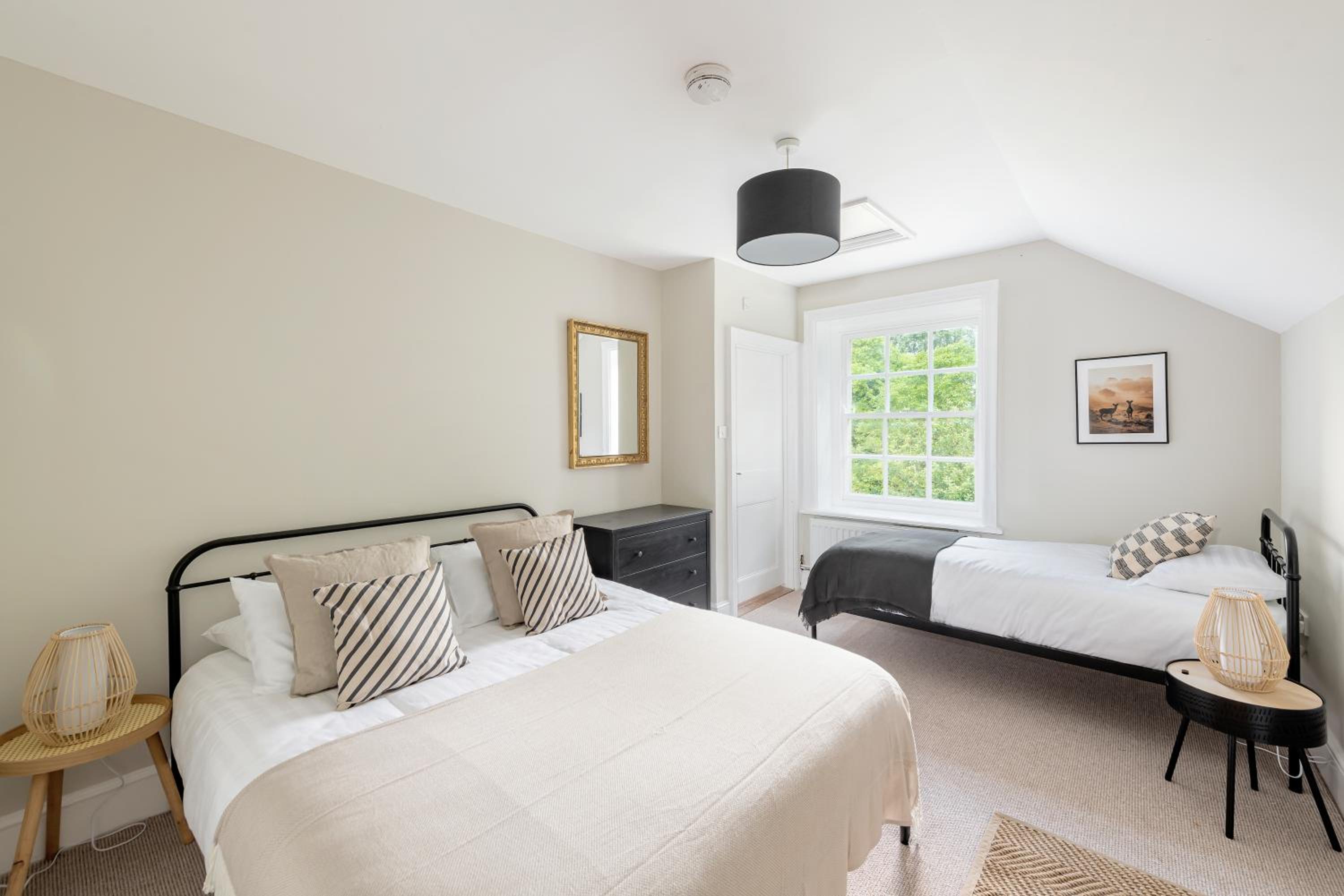 Cotswold Spa House - Country house retreat with indoor swimming pool and hot tub, ideal for large groups view 5