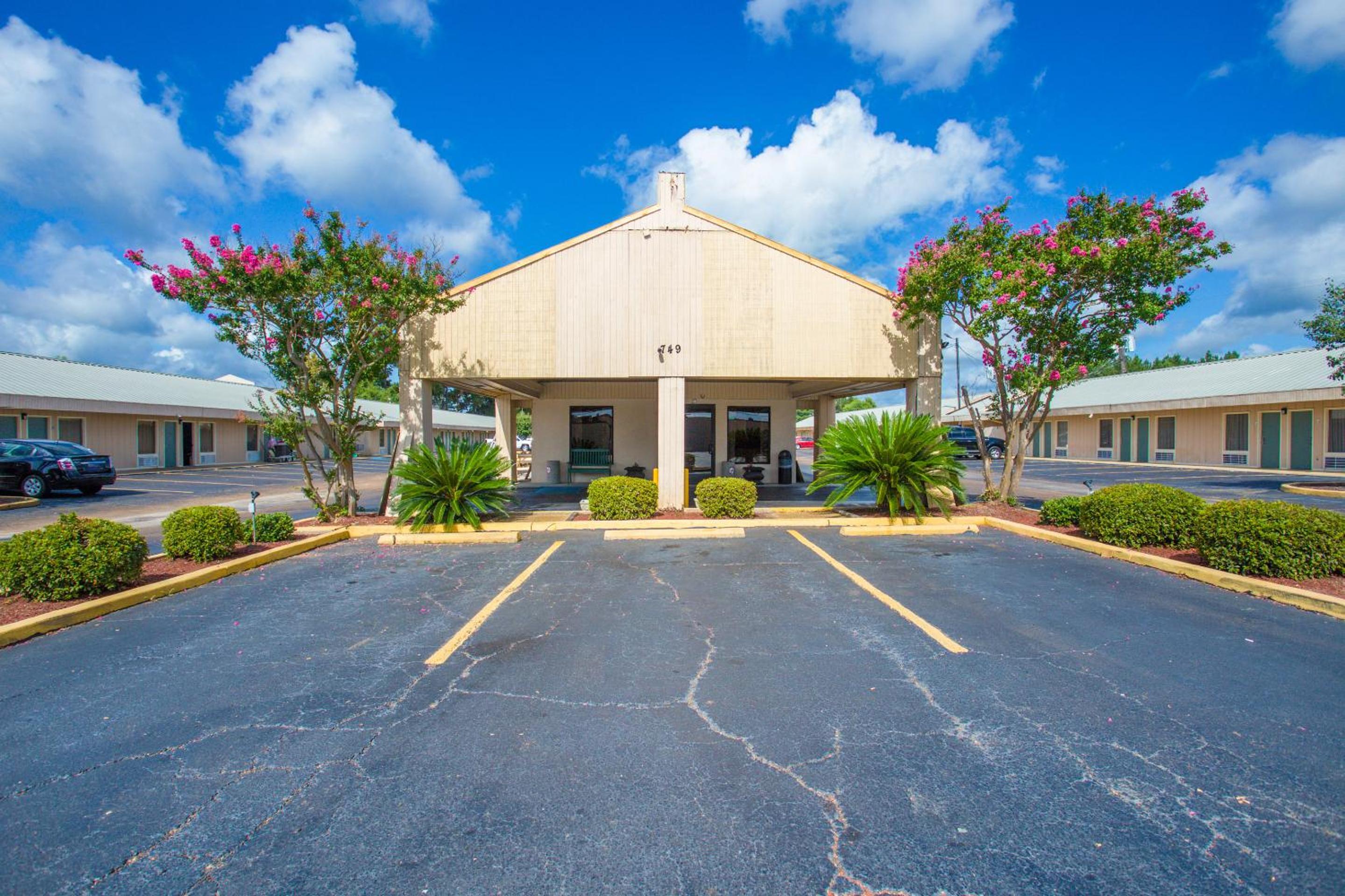 Rodeway Inn  Suites - Property Image 5