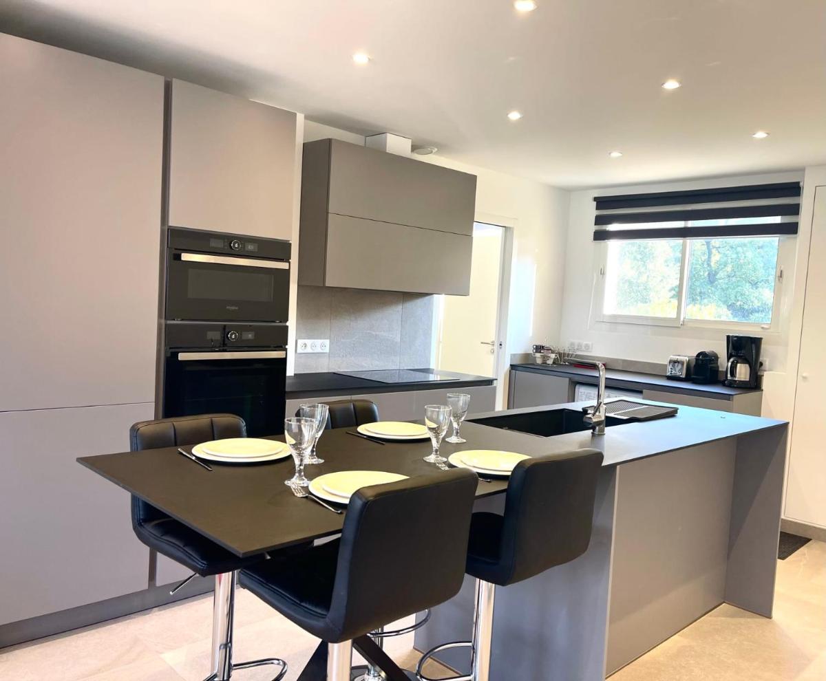 BnB Renting Le Cèdre spacious studio in Cannes with a balcony WIFI and AC photo 3