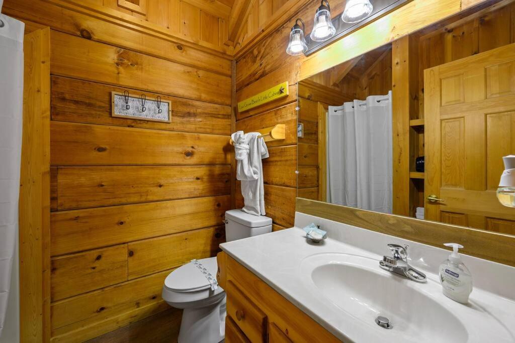 Cozy Studio Log Cabin in the heart of Pigeon Forge. Hot Tub. Honeymoon! Sleeps 2 view 2
