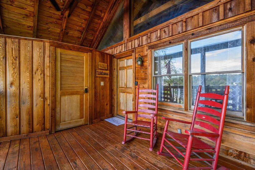 Cozy Studio Log Cabin in the heart of Pigeon Forge. Hot Tub. Honeymoon! Sleeps 2 view 3