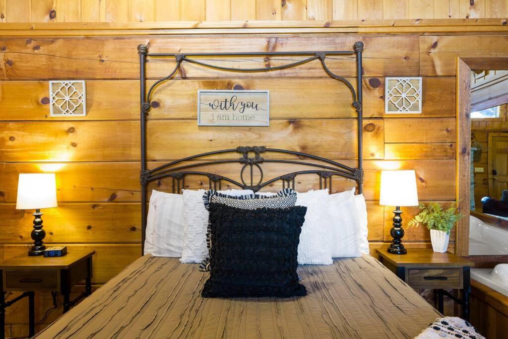 Cozy Studio Log Cabin in the heart of Pigeon Forge. Hot Tub. Honeymoon! Sleeps 2 view 4