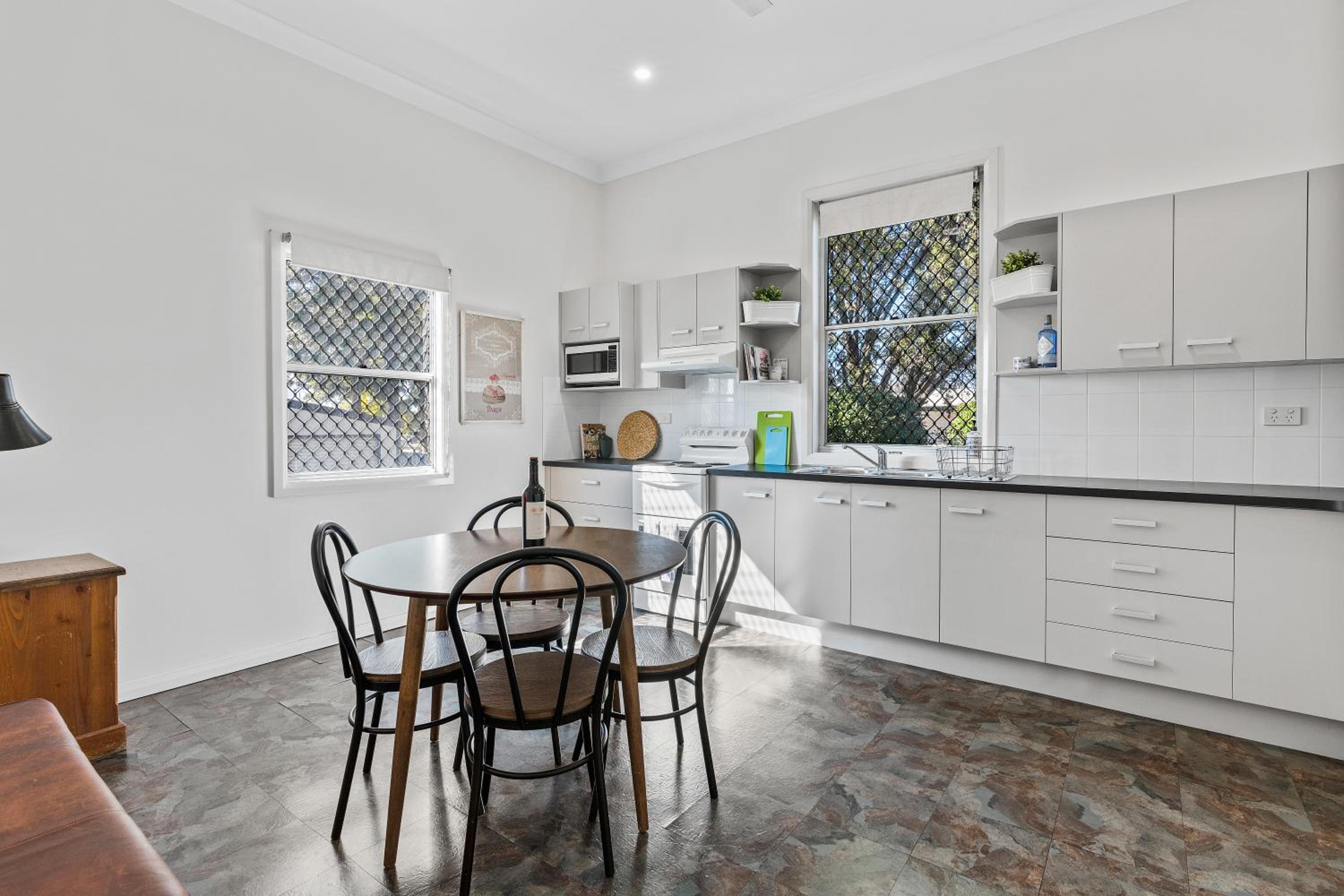 HOLIDAYS ON LOVE STREET / HUNTER VALLEY