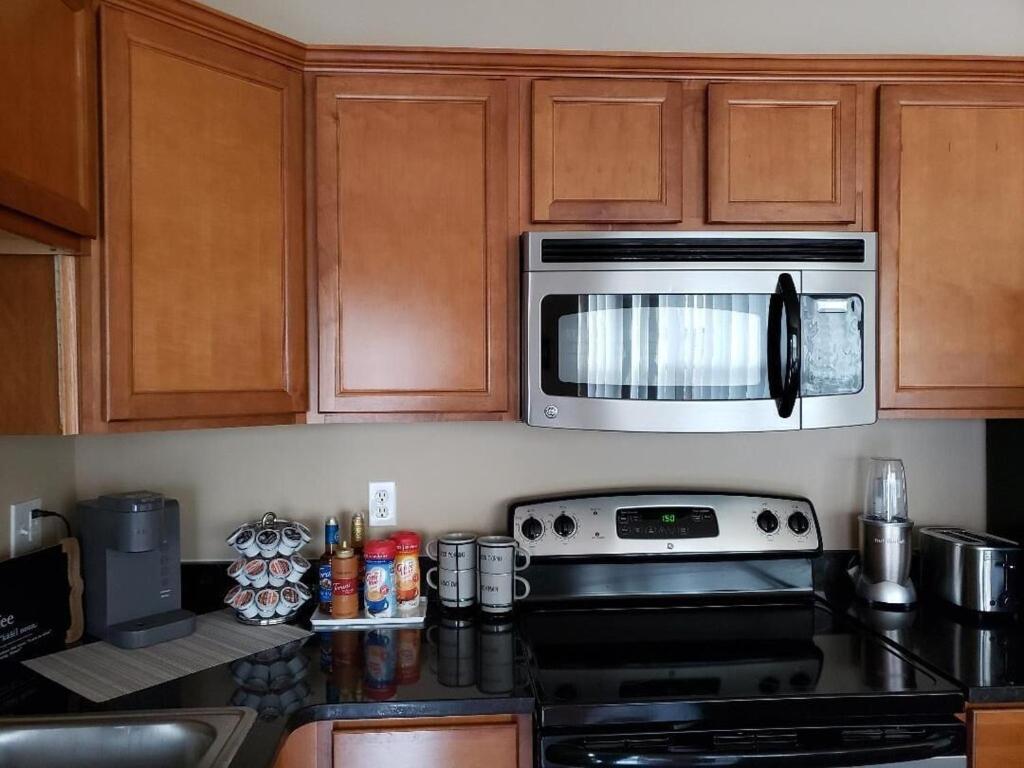 Detroit Vacations - Cozy Tri-level Townhouse - 3 min from Outdoor Mall at Partridge Creek - Property Image 5