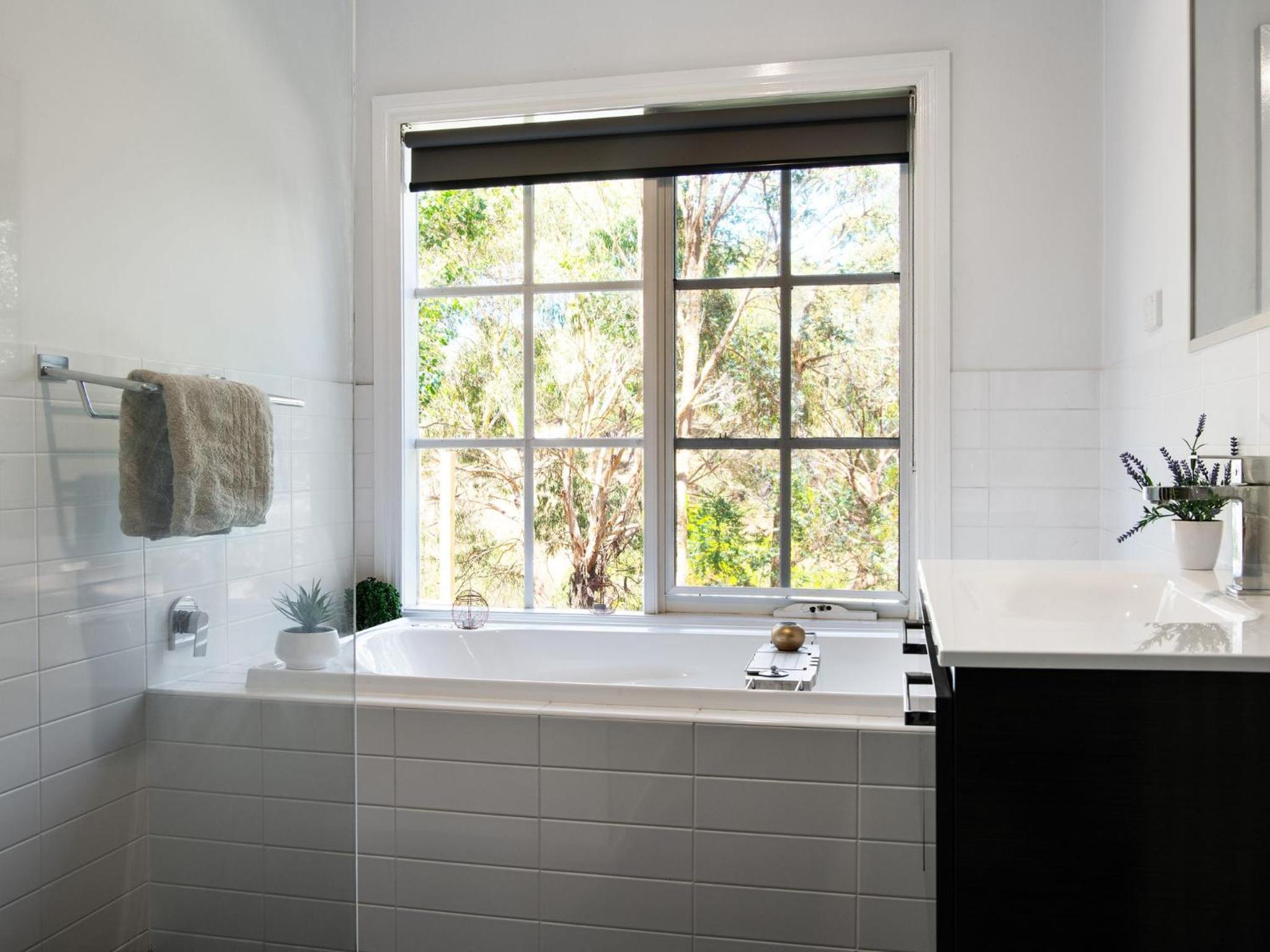 Lucini Cottage- wood fire and bush views