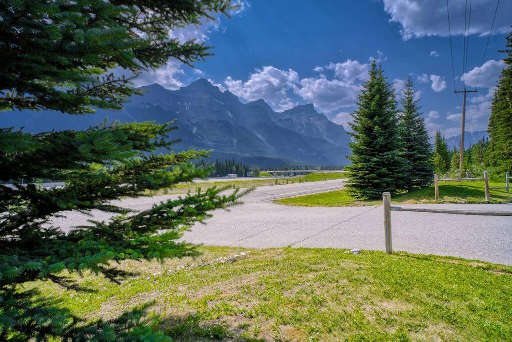5 Mins to Banff - Cozy Townhome 2BR&2BATH - Banff Pass Included view 5