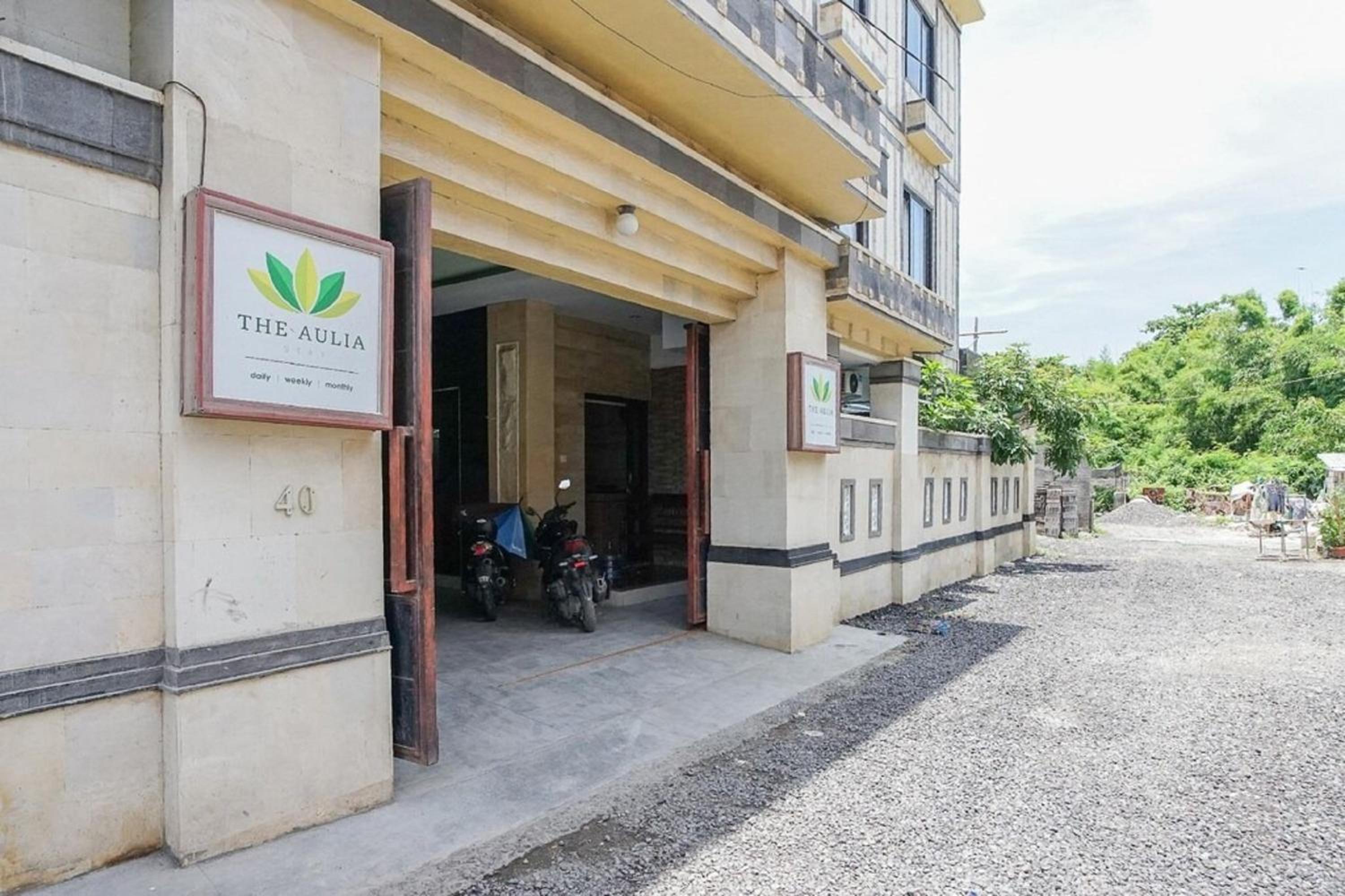 Hotel RedDoorz near Muaya Beach Jimbaran - Image 1