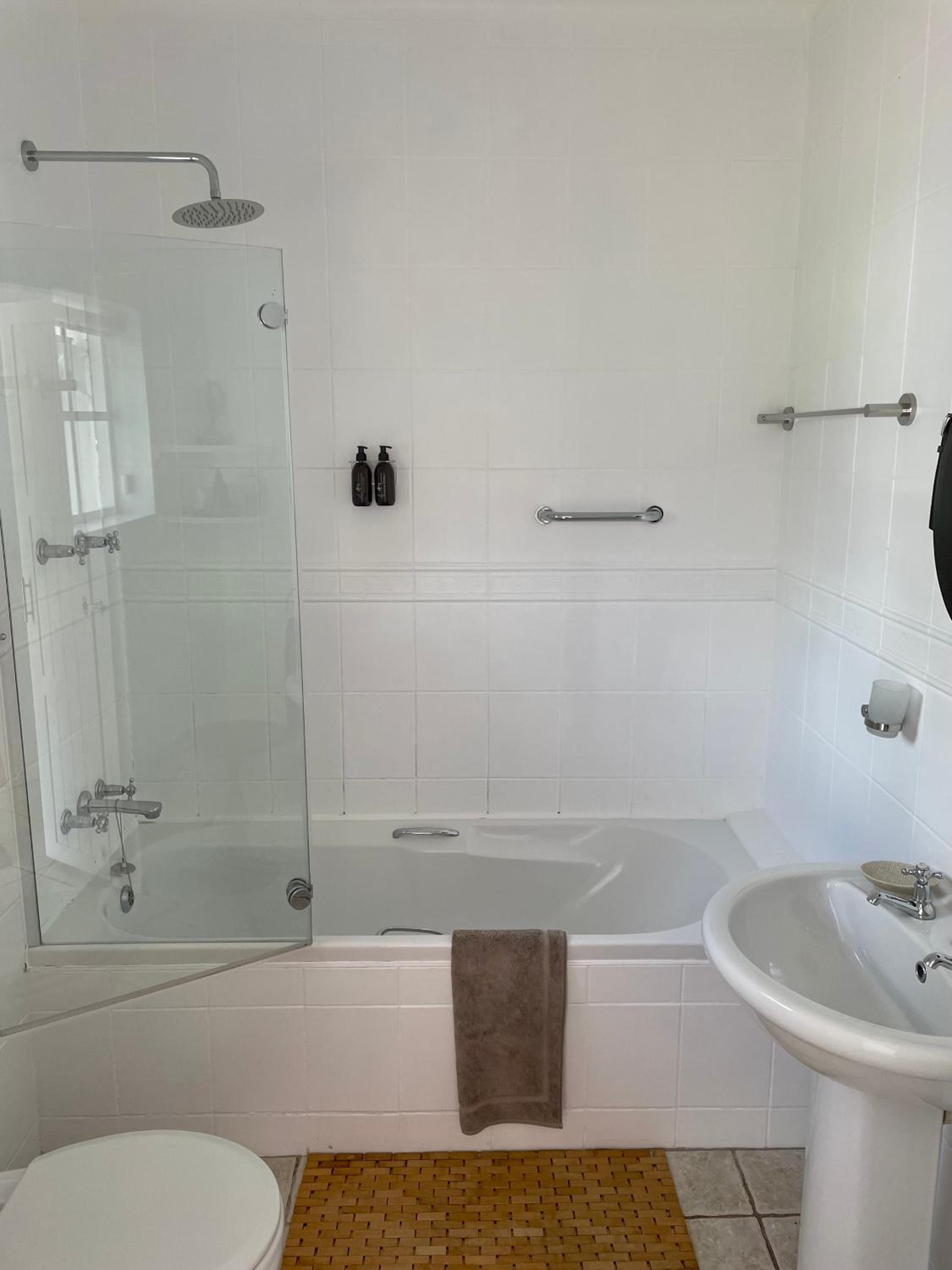 Whispering Oaks Guest House