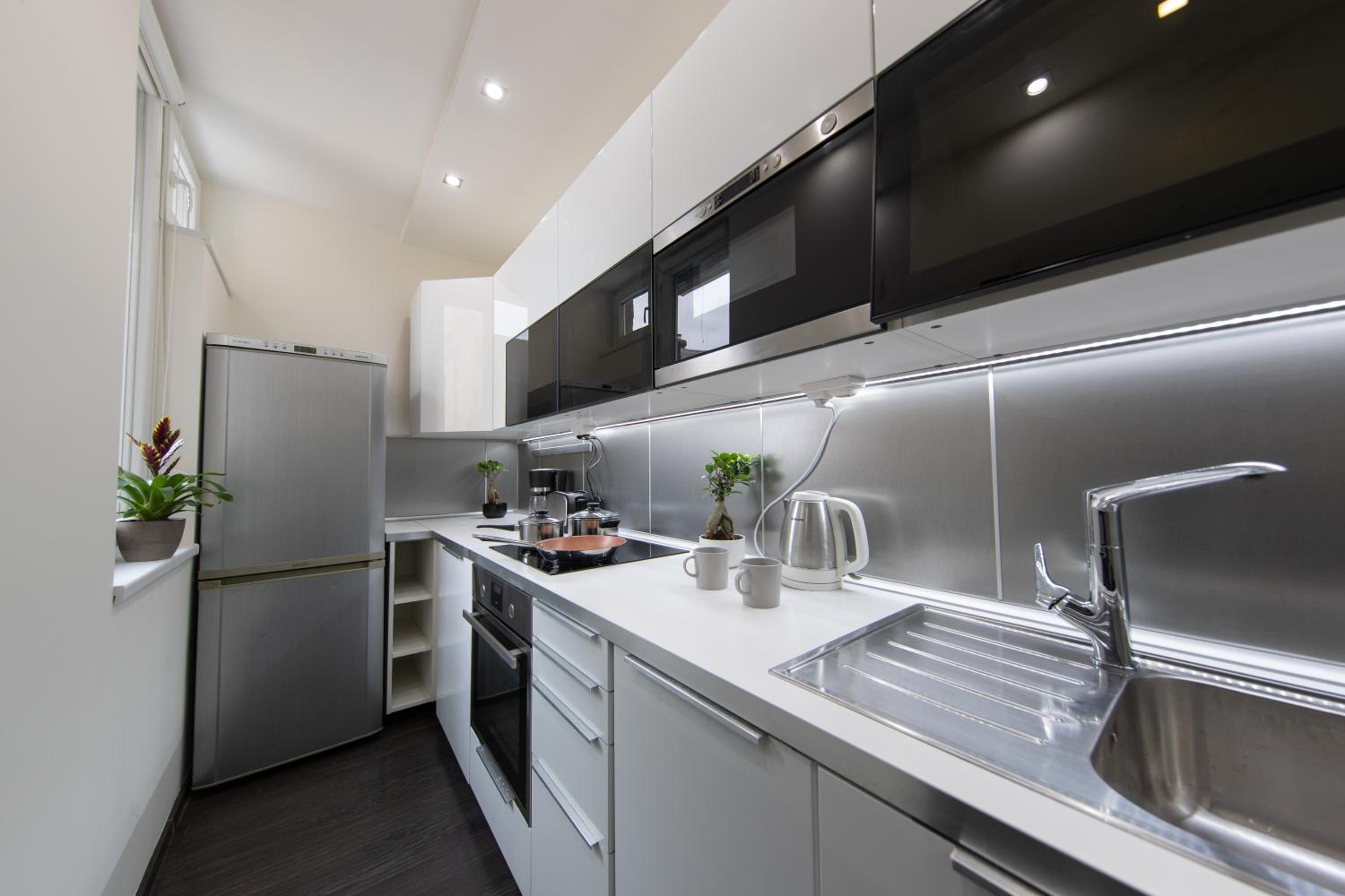 Spacious 3-room apartment with free parking view 5