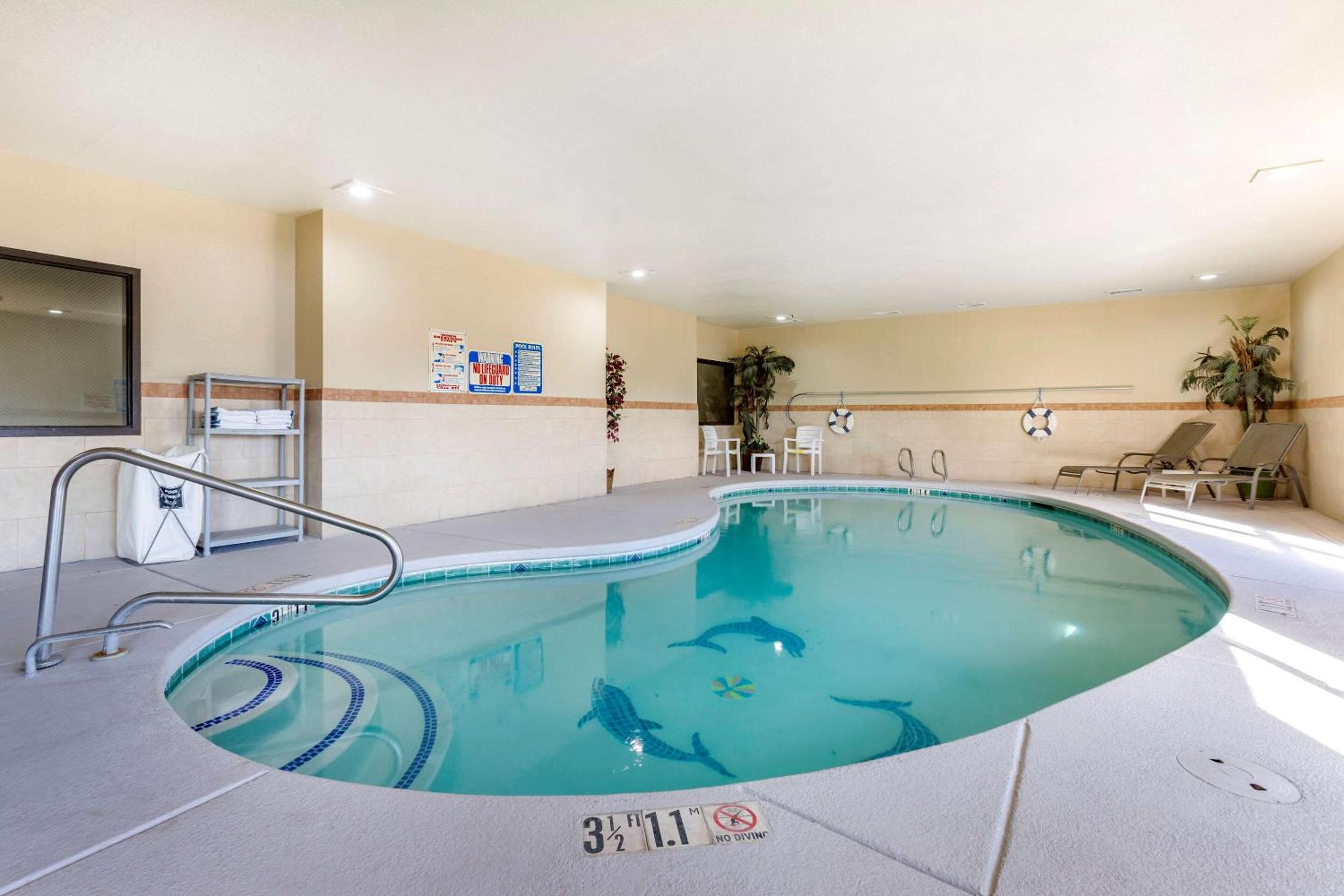 Deming Vacations - Comfort Inn  Suites - Property Image 8