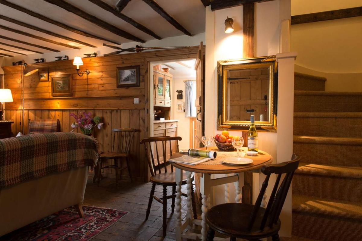 Spadgers, a flax workers cottage next to fields in a Medieval Village view 3