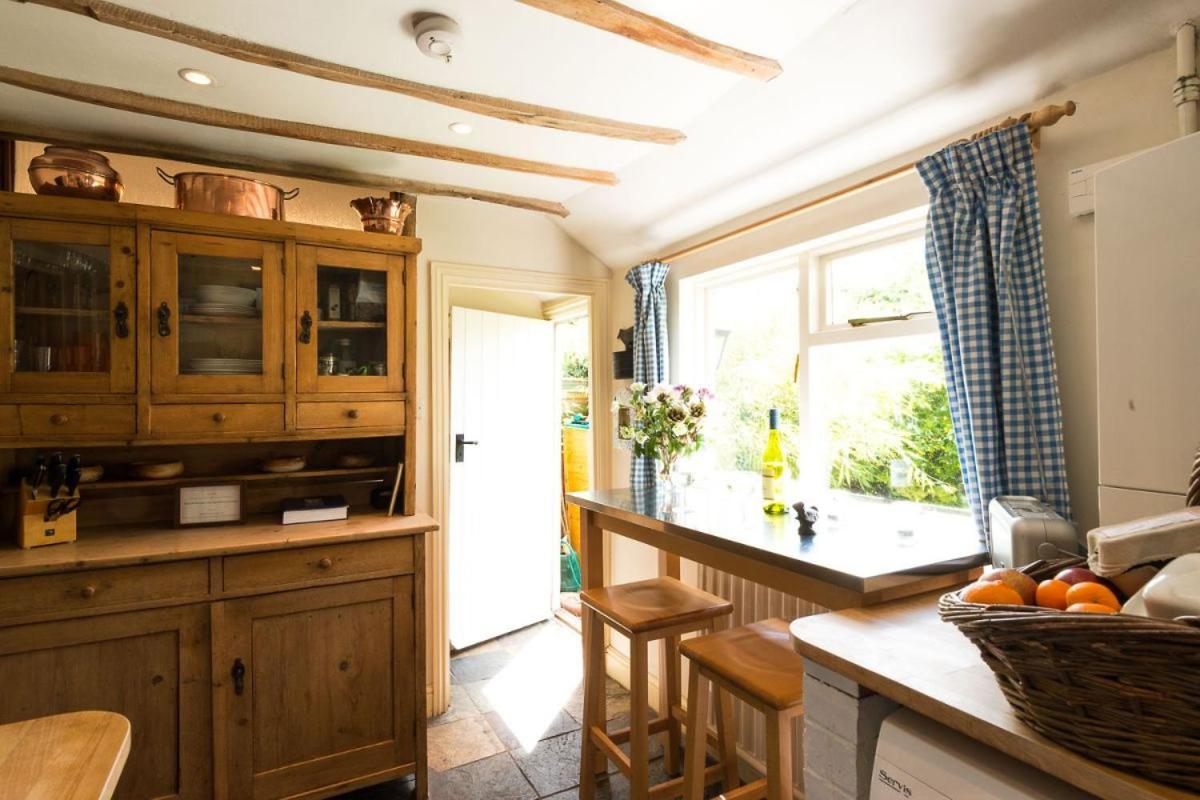 Spadgers, a flax workers cottage next to fields in a Medieval Village view 4