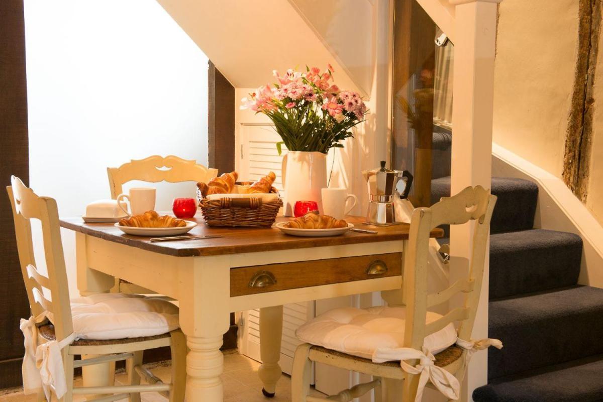 Meddlars a historic cottage on the countryside edge of a vibrant Market Town view 2