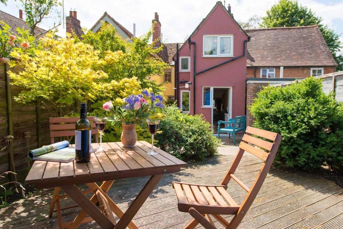Meddlars a historic cottage on the countryside edge of a vibrant Market Town view 3