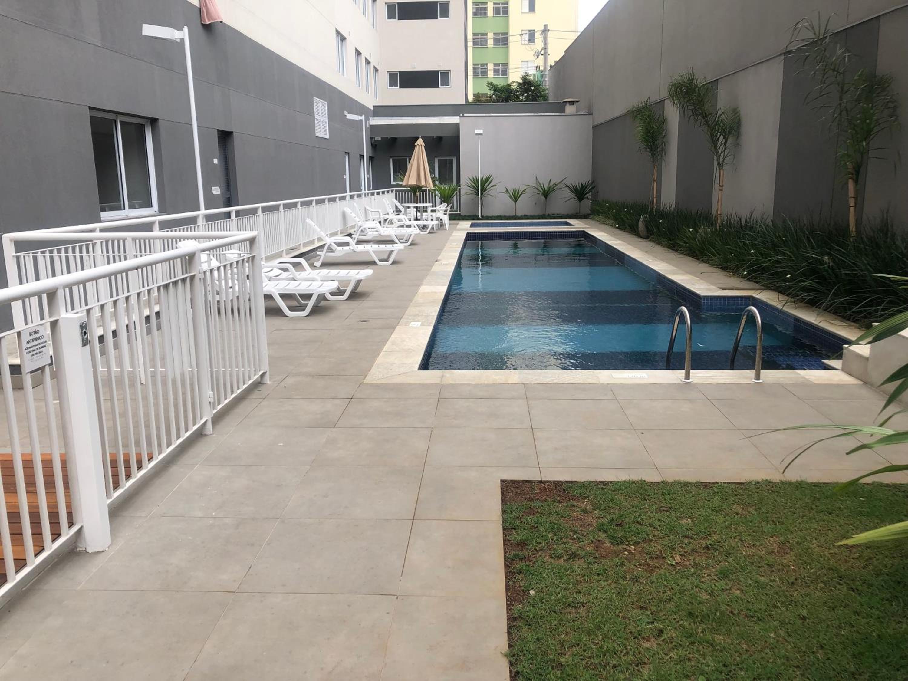 Loft aconchegante com piscina a um passo do metrô