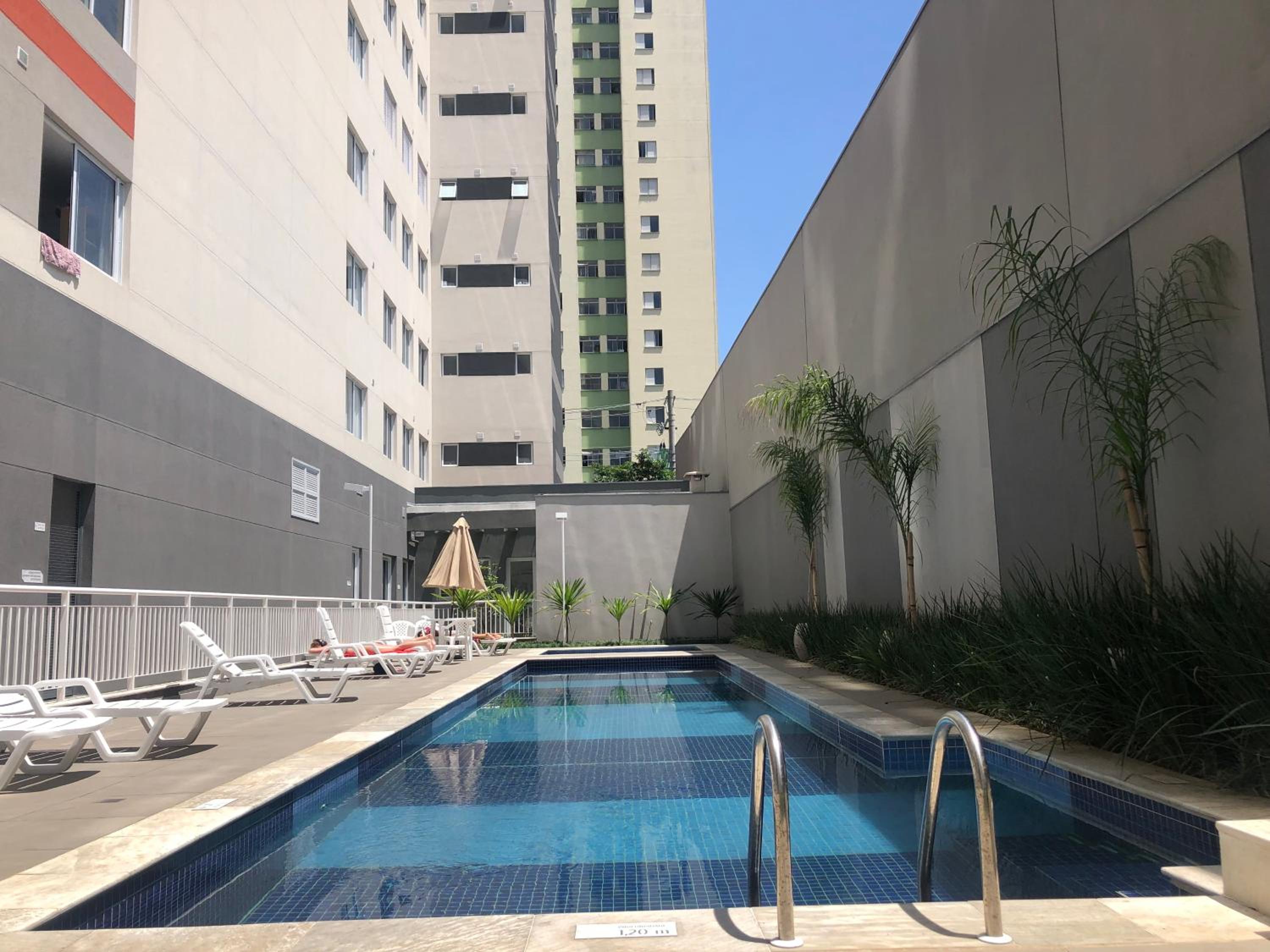 Loft aconchegante com piscina a um passo do metrô