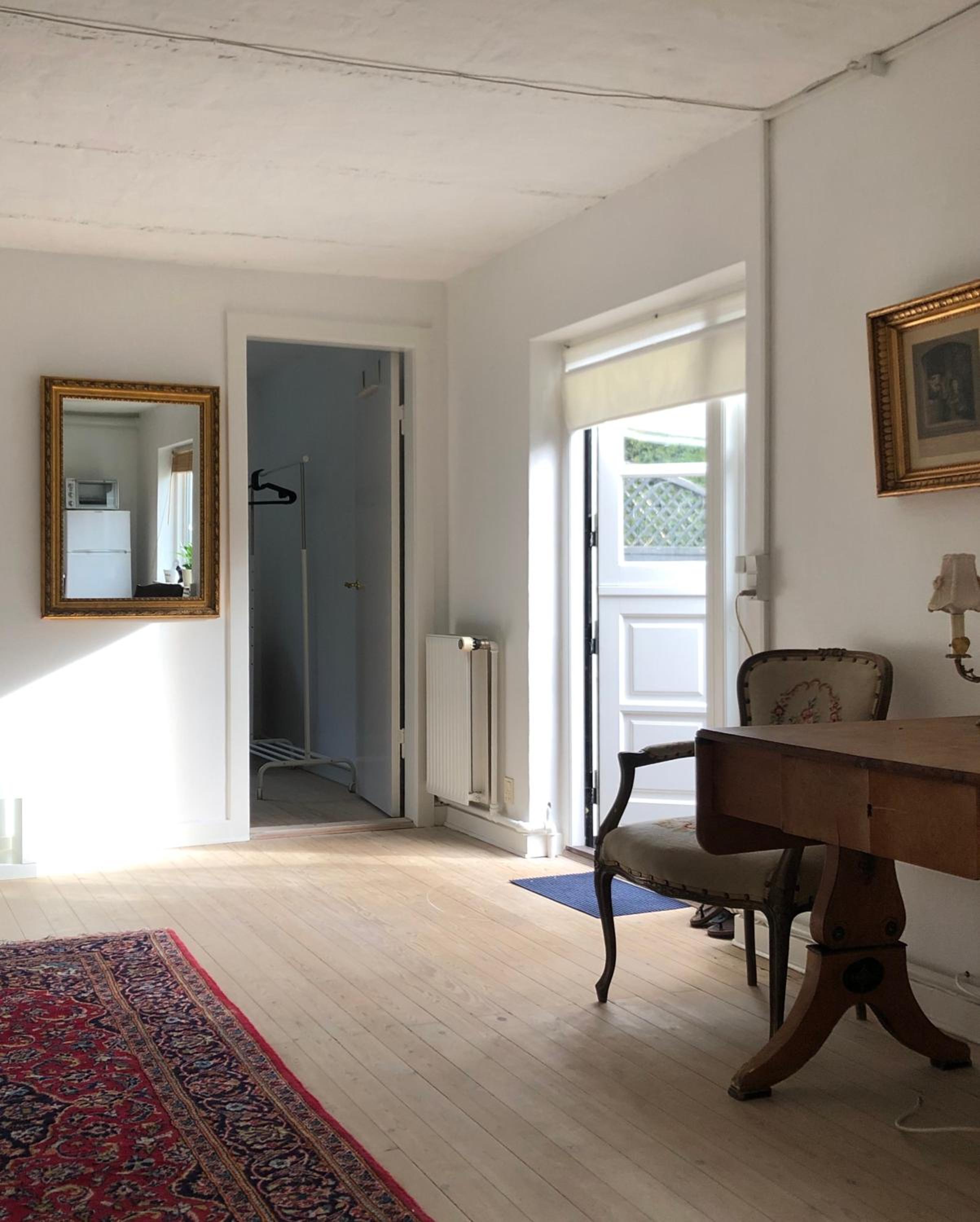AppleFlower Farm retro apartment