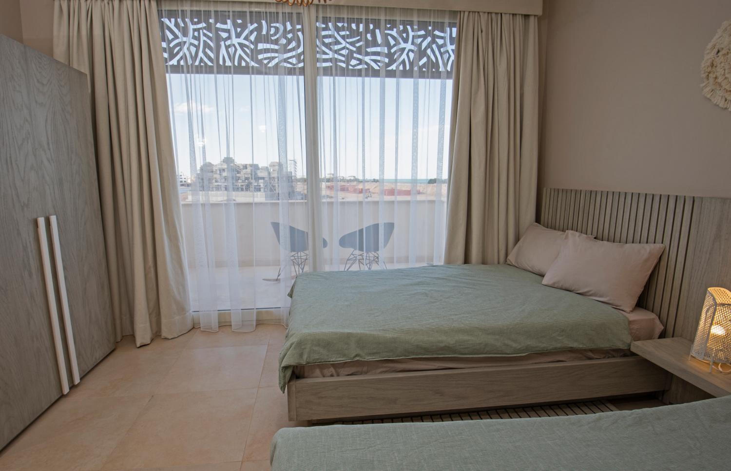 A Stunning Seaview Penthouse; 3bedrooms + nanny view 4